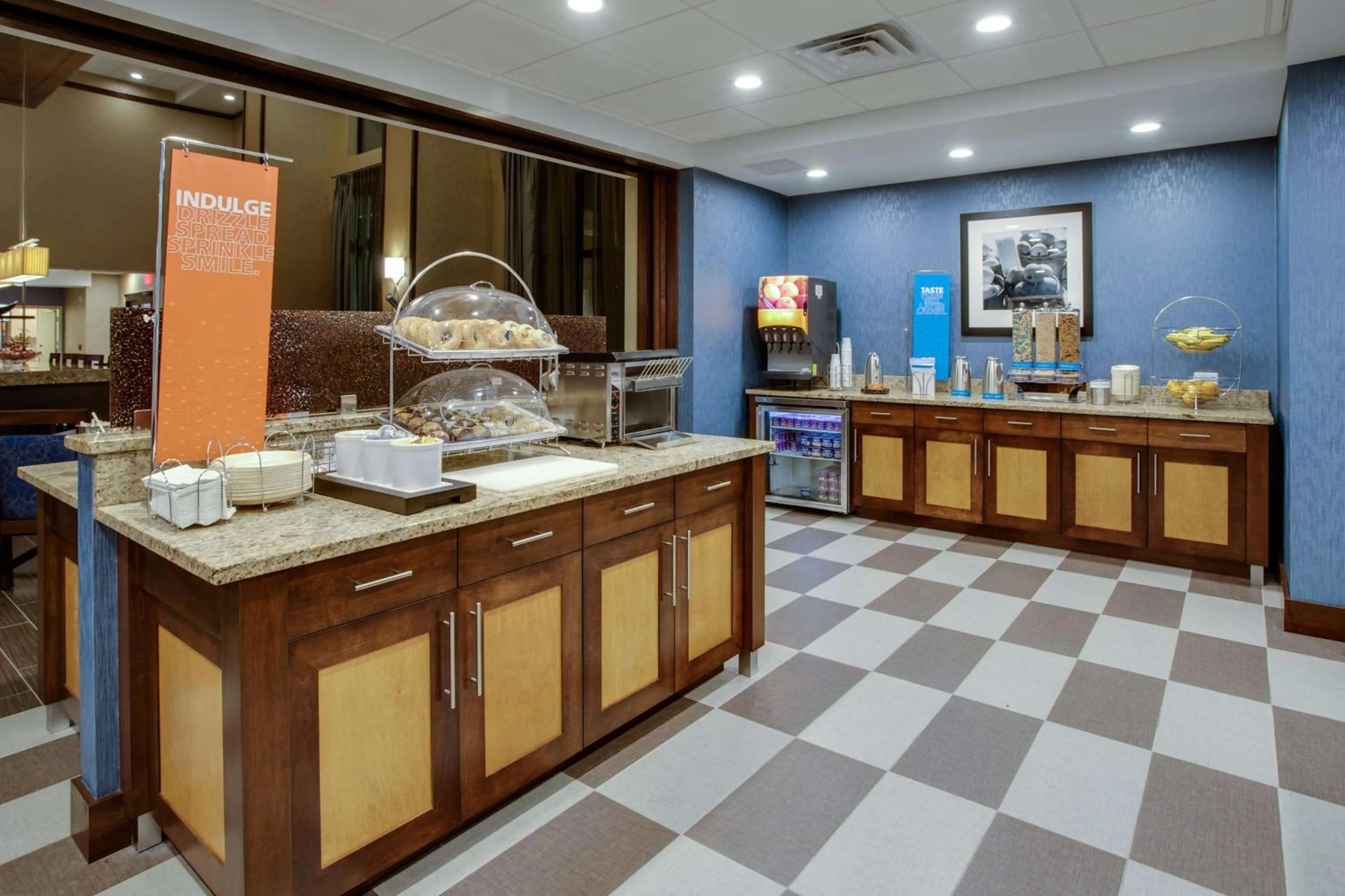 Dining area in Hampton Inn & Suites Philadelphia/Bensalem
