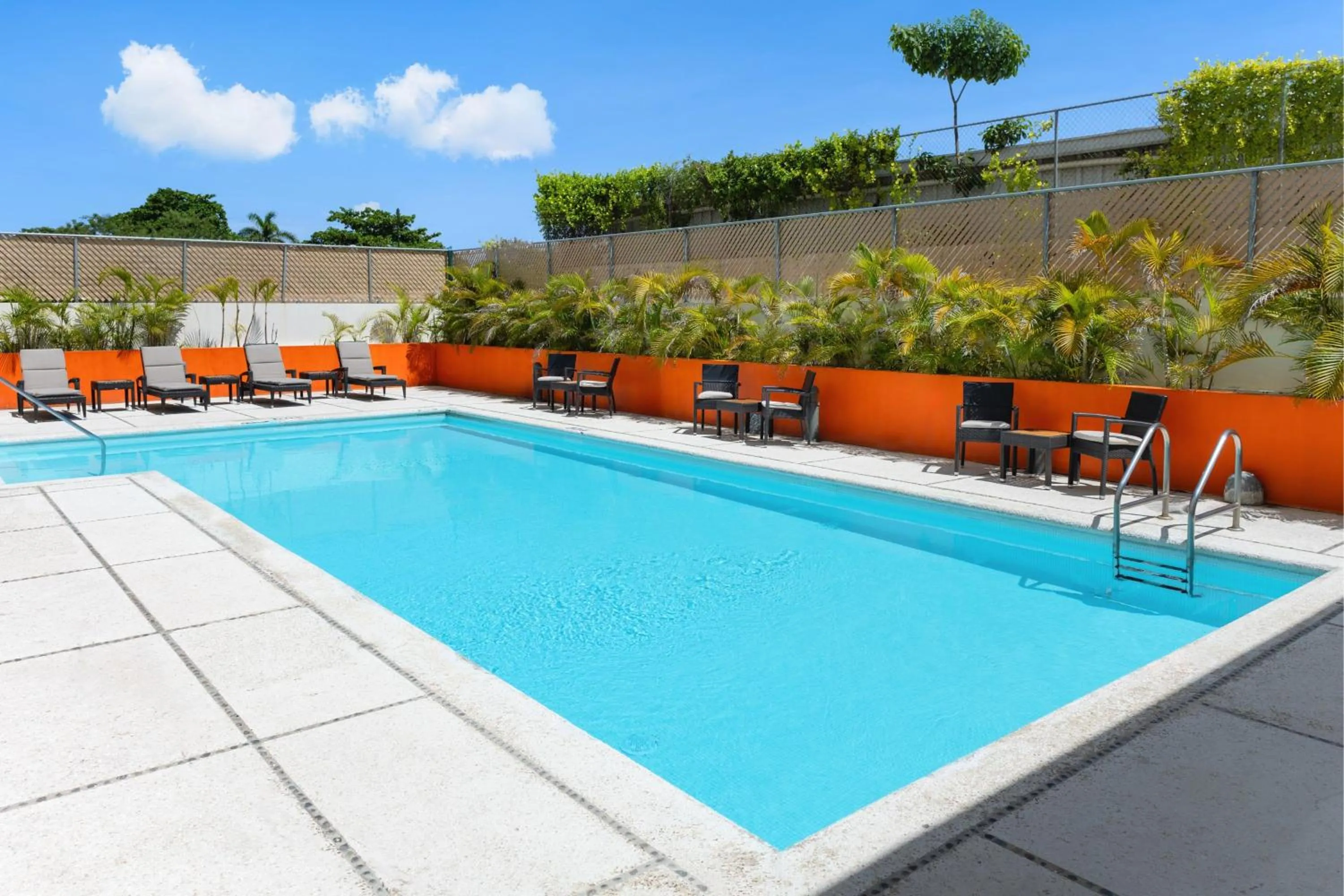 Swimming pool in Hyatt Place Ciudad del Carmen