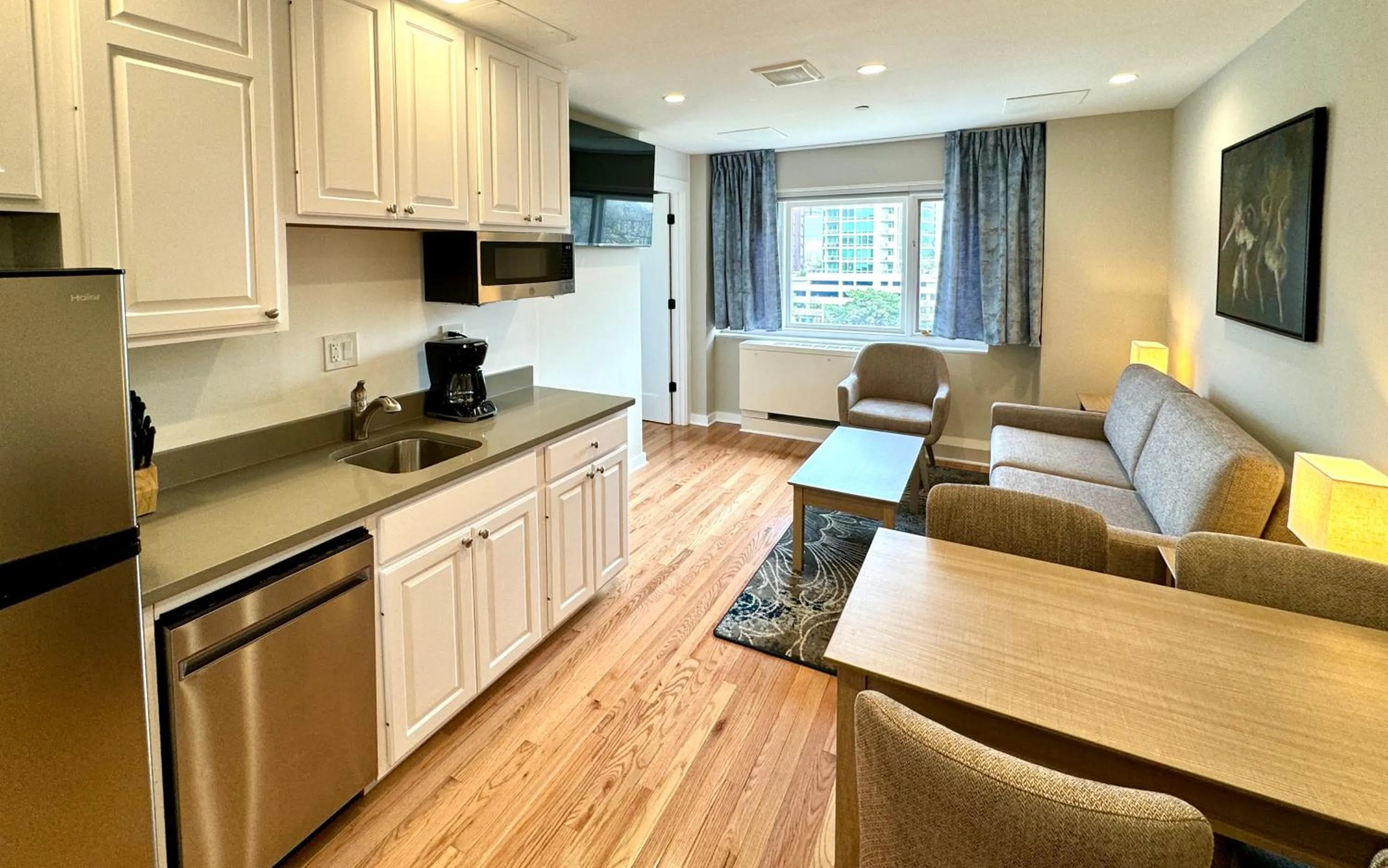 Kitchen or kitchenette in The GEM Museum Suites