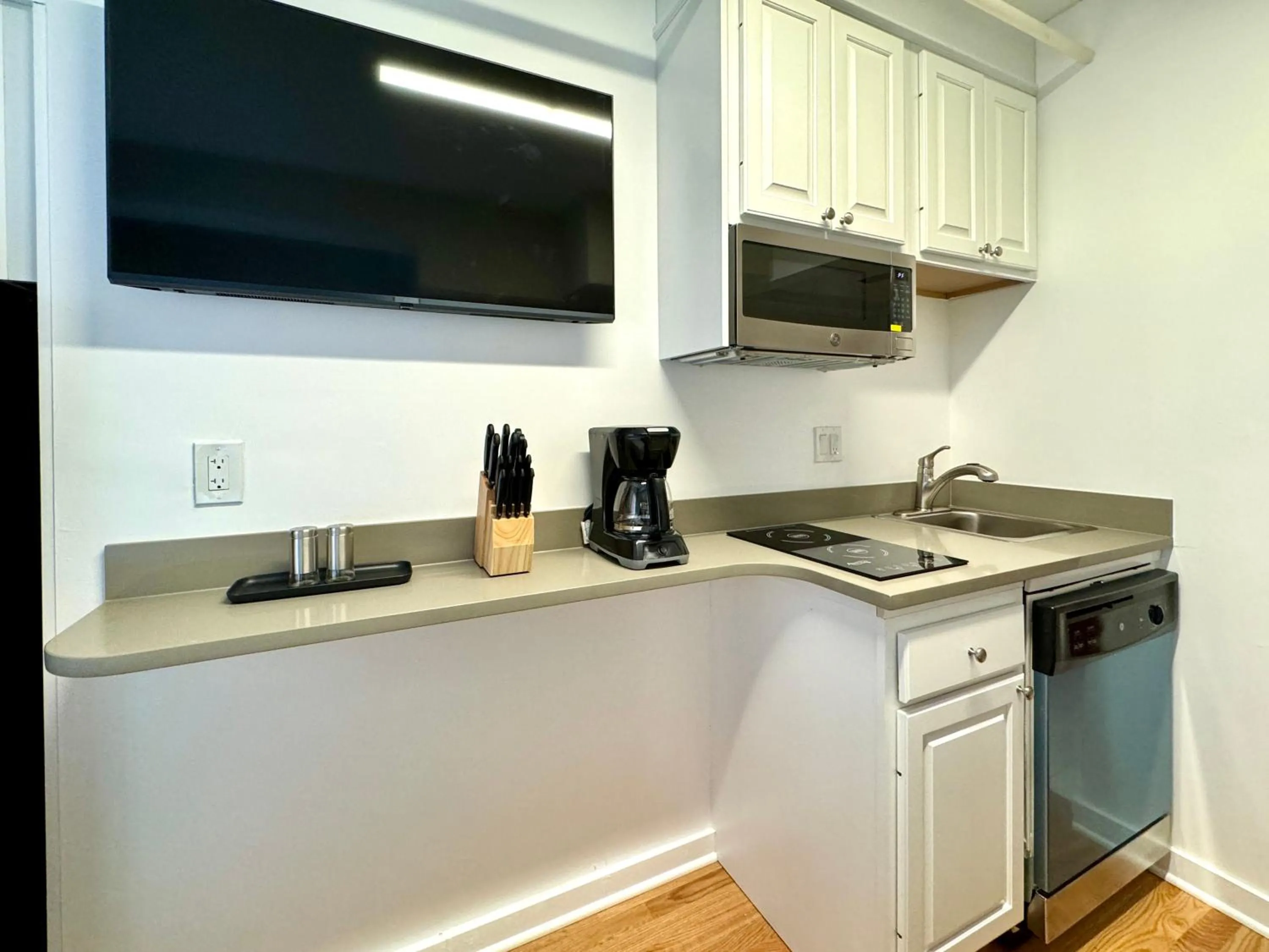 Kitchen or kitchenette in The GEM Museum Suites