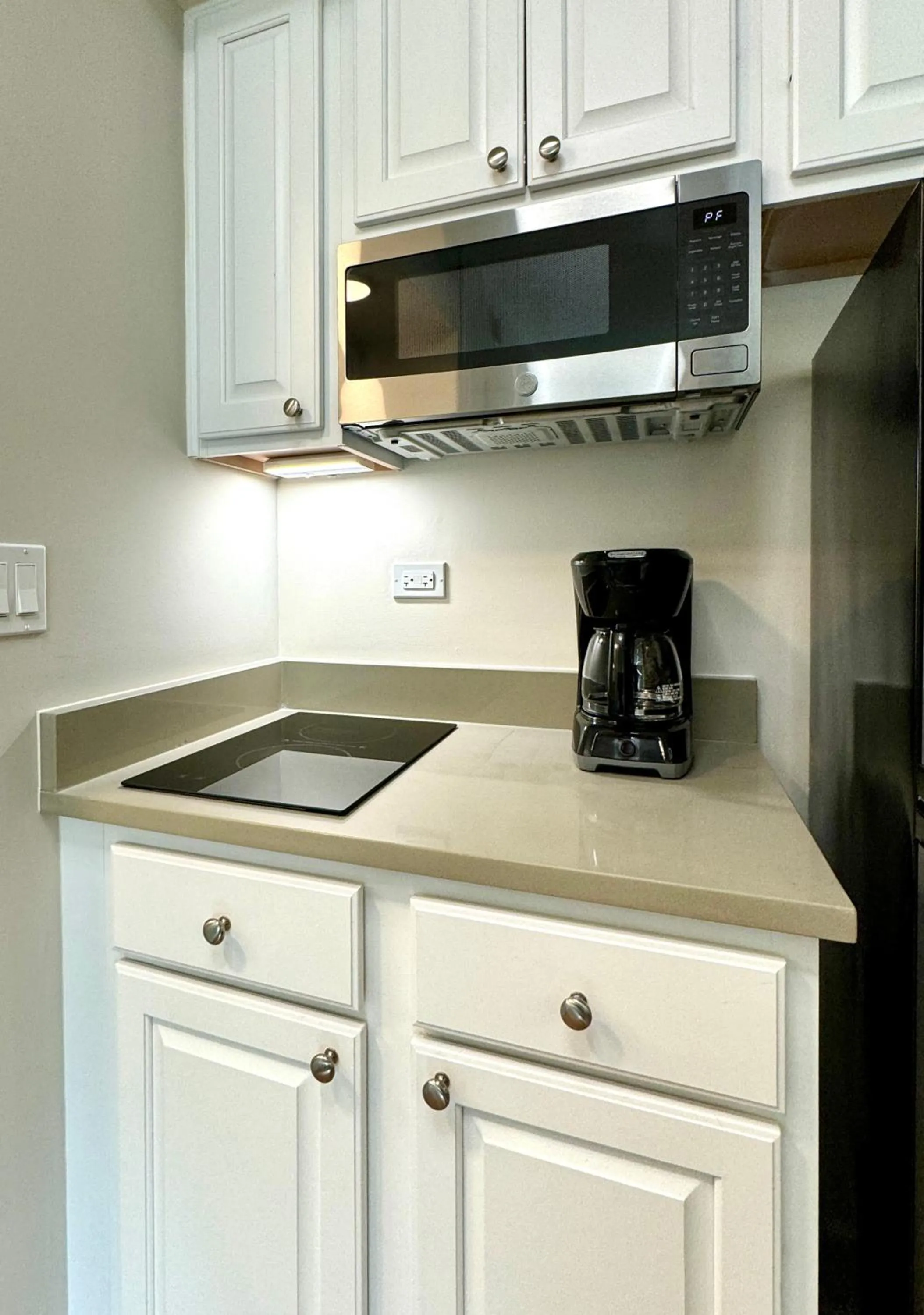 Kitchen or kitchenette in The GEM Museum Suites