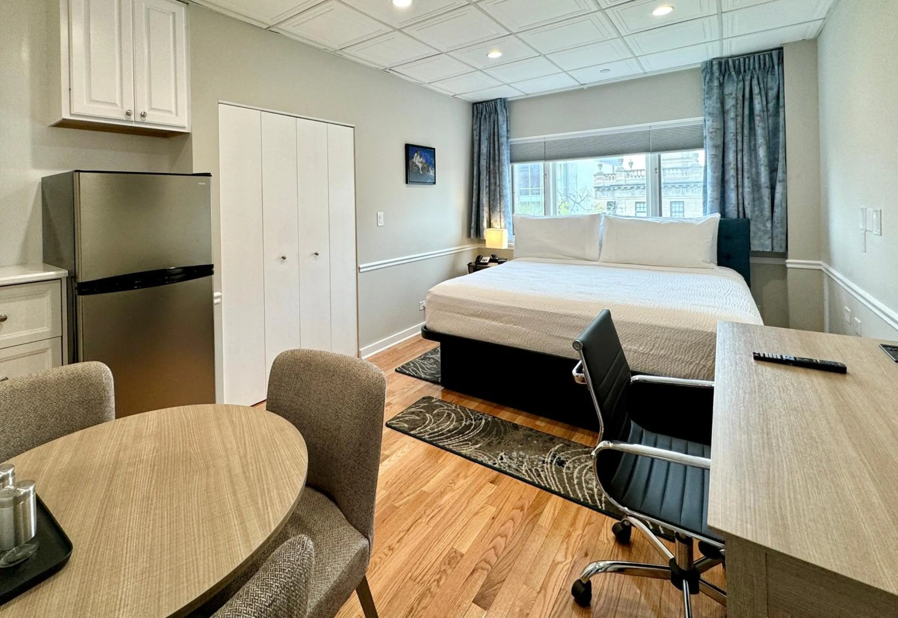 Photo of the whole room, Bed in The GEM Museum Suites