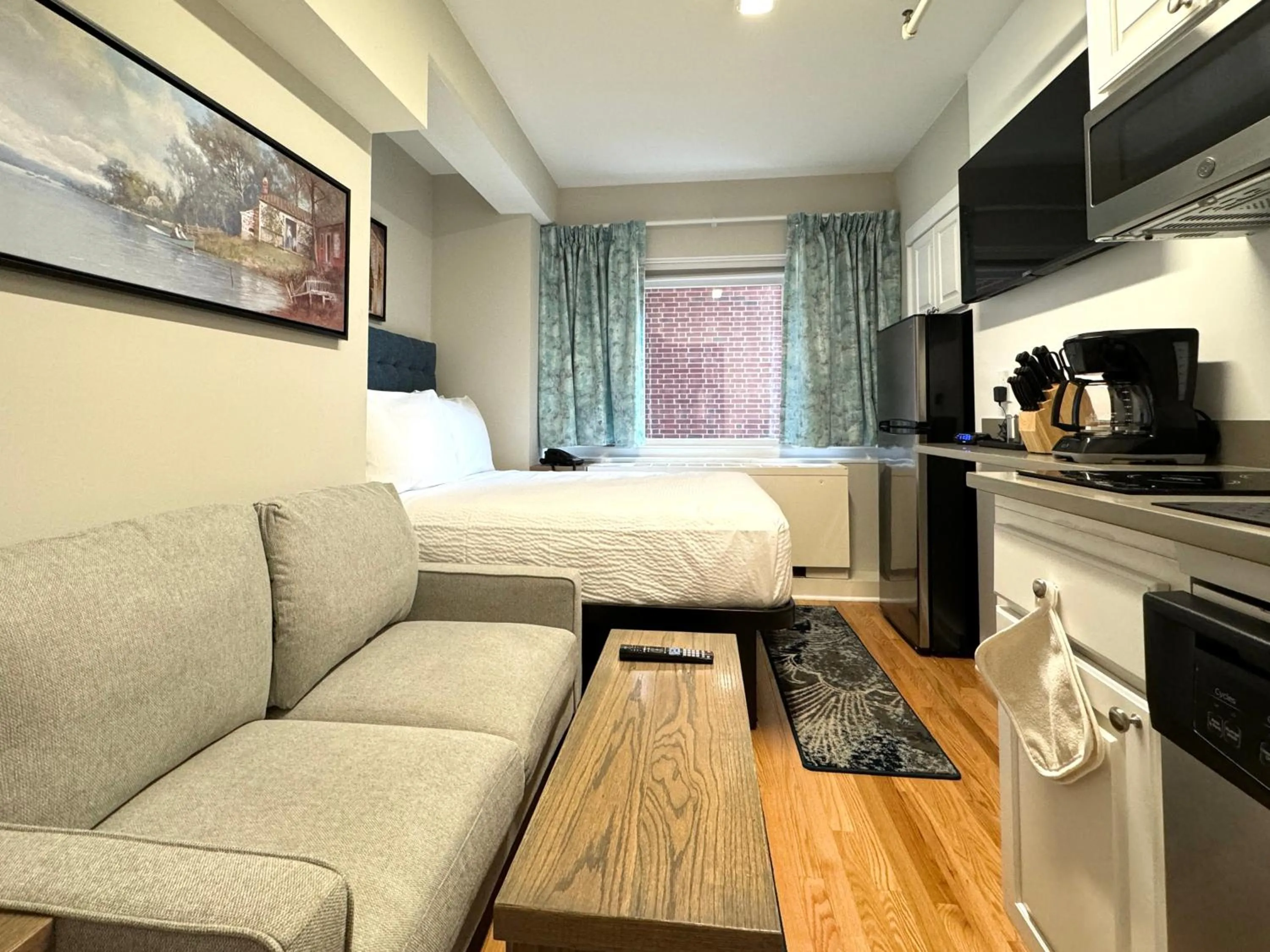 Kitchen or kitchenette in The GEM Museum Suites