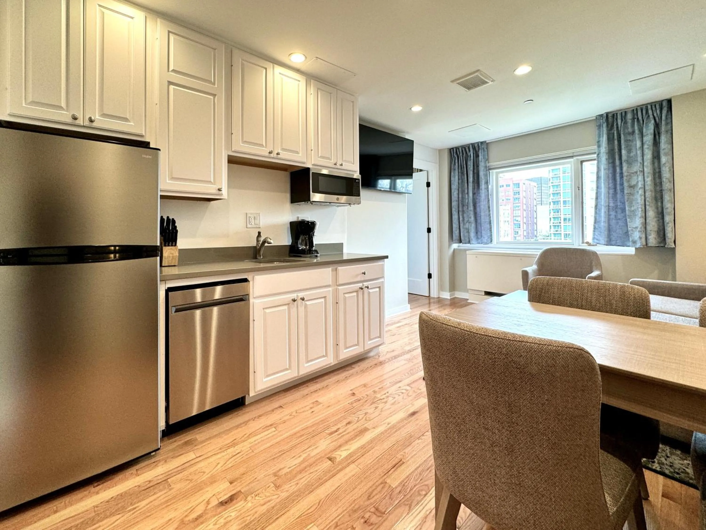 Kitchen or kitchenette in The GEM Museum Suites