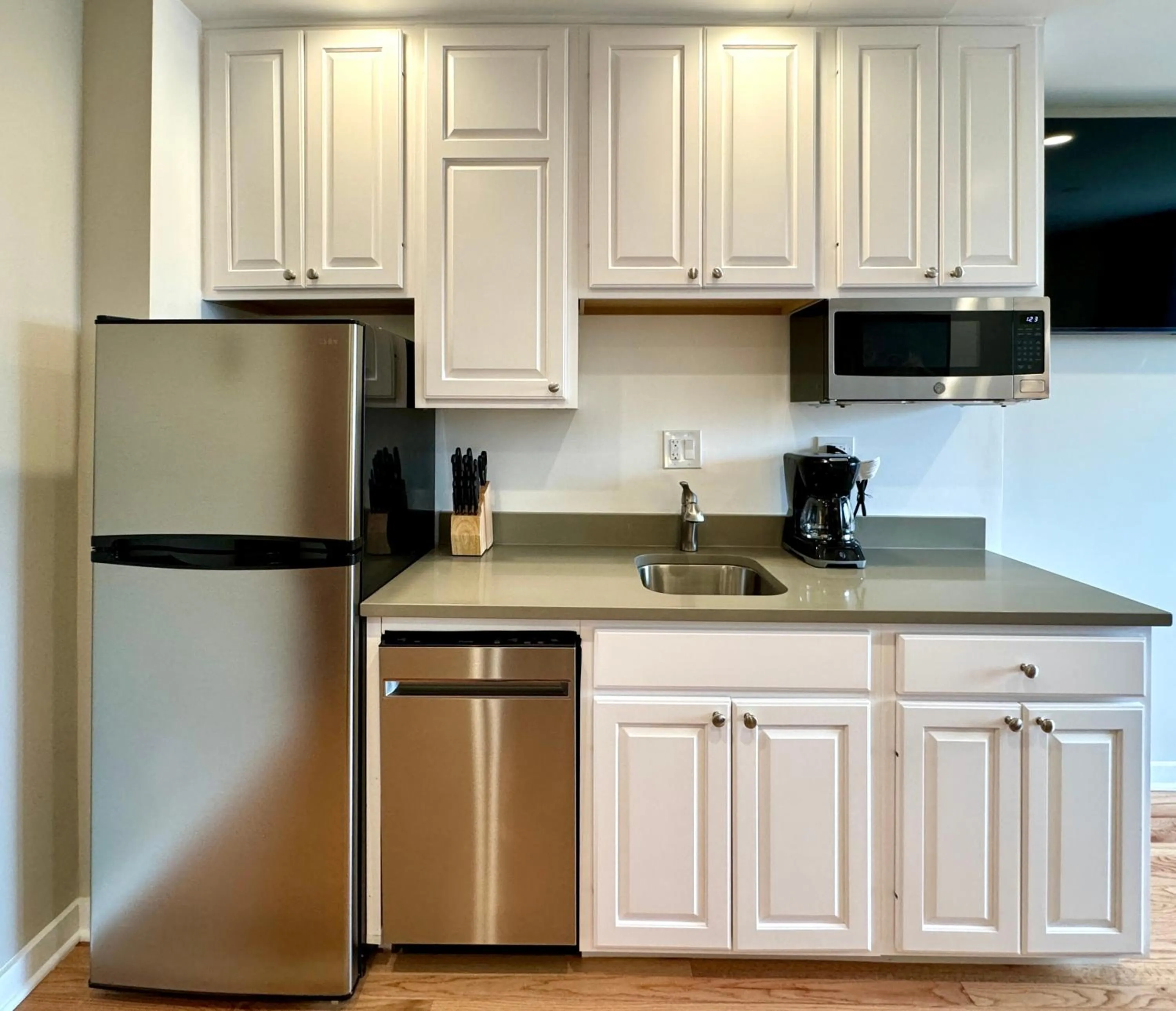 Kitchen or kitchenette in The GEM Museum Suites