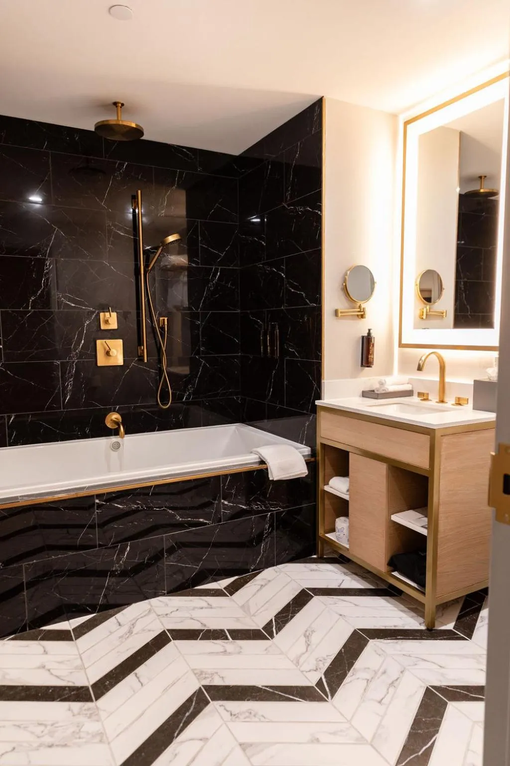 Bathroom in Iris Hotel Boston