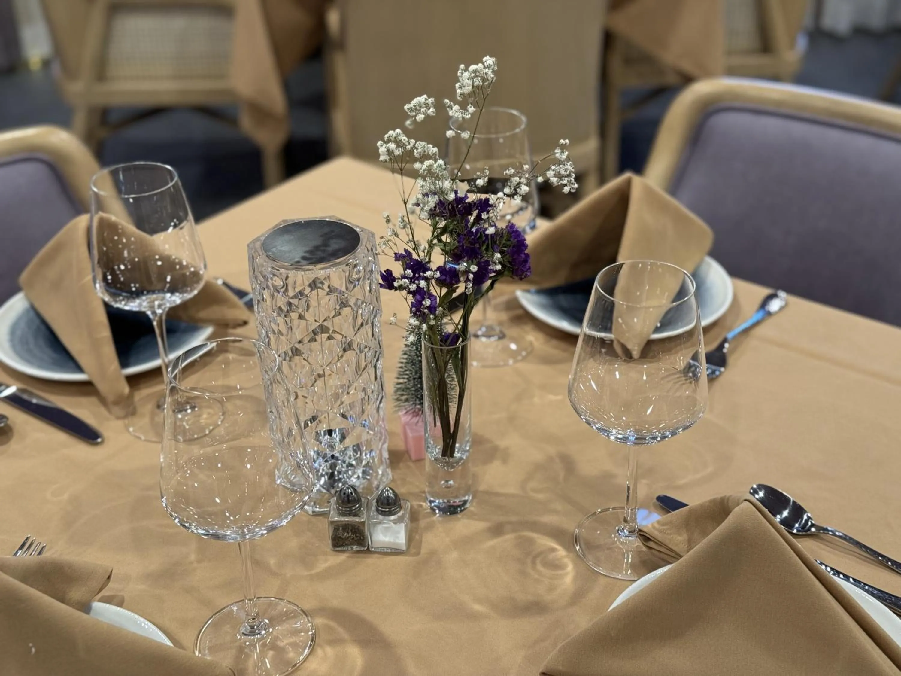 Restaurant/places to eat in Iris Hotel Boston