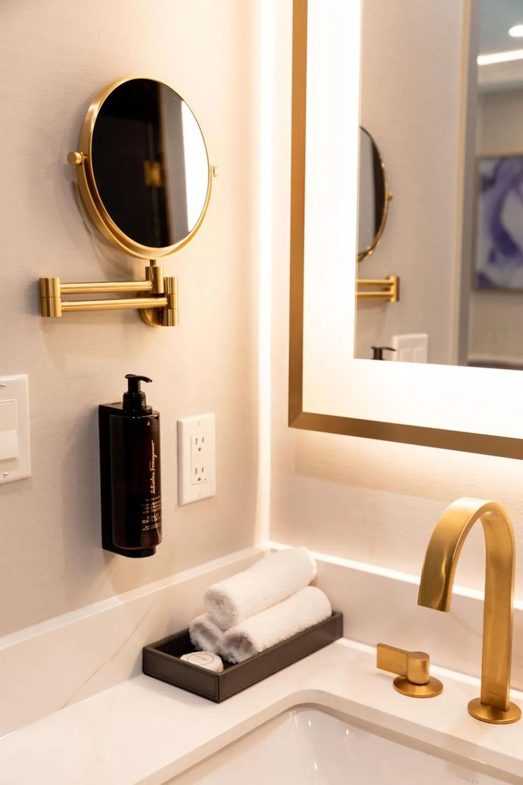 Bathroom in Iris Hotel Boston