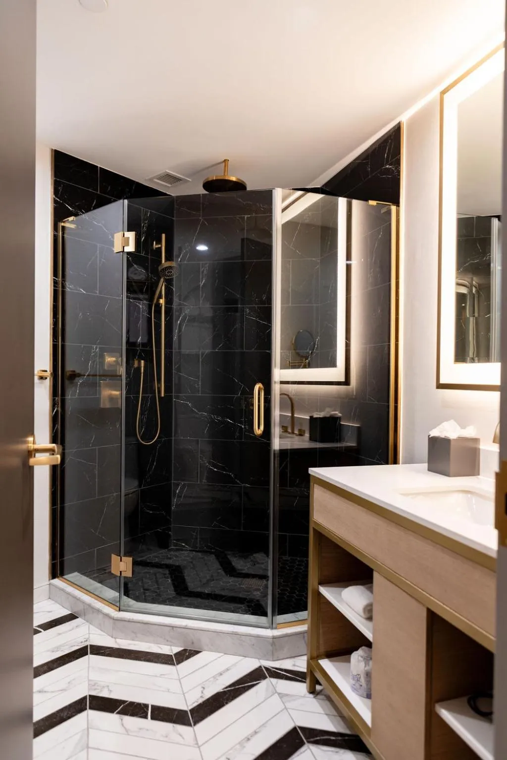 Shower in Iris Hotel Boston