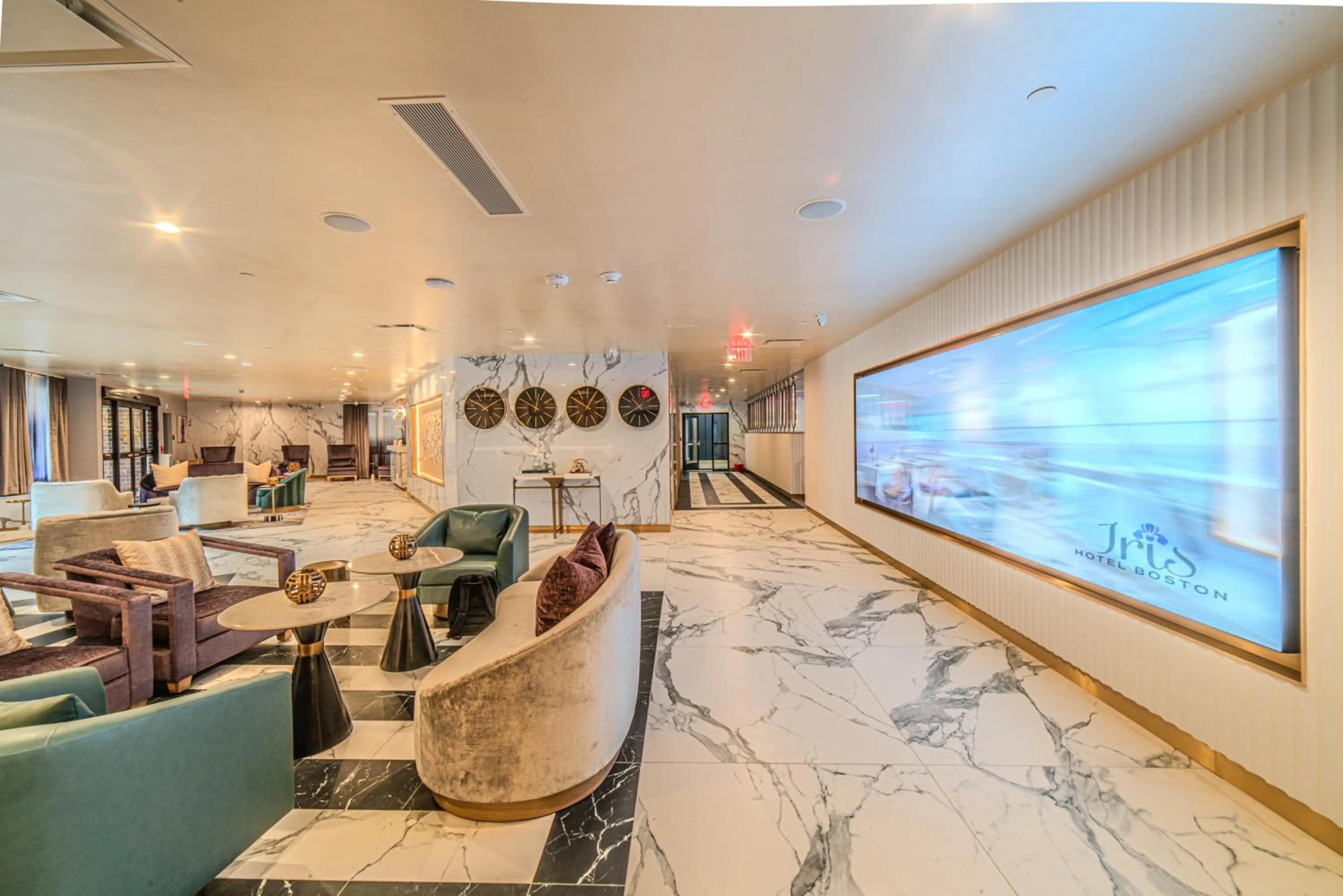 Communal lounge/ TV room in Iris Hotel Boston