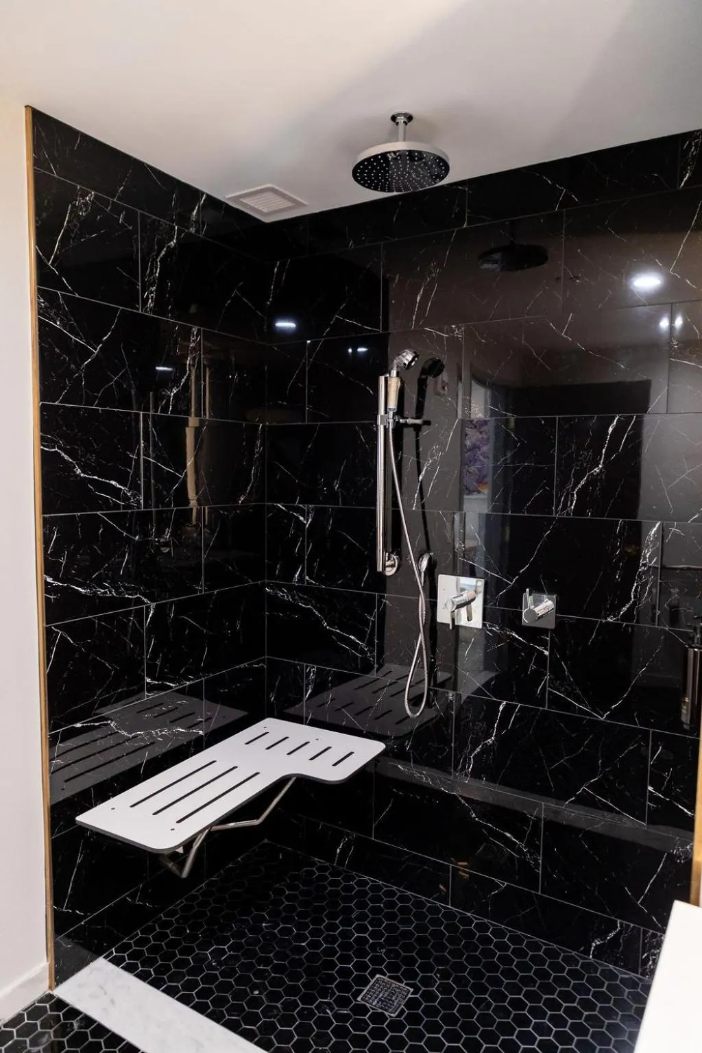 Shower in Iris Hotel Boston