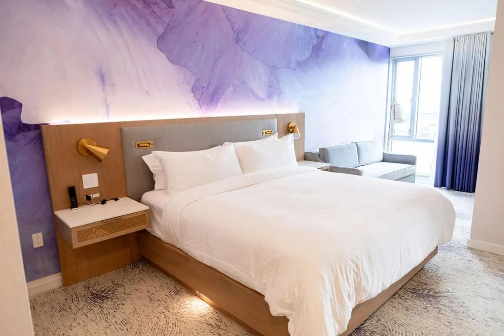 Bedroom, Bed in Iris Hotel Boston