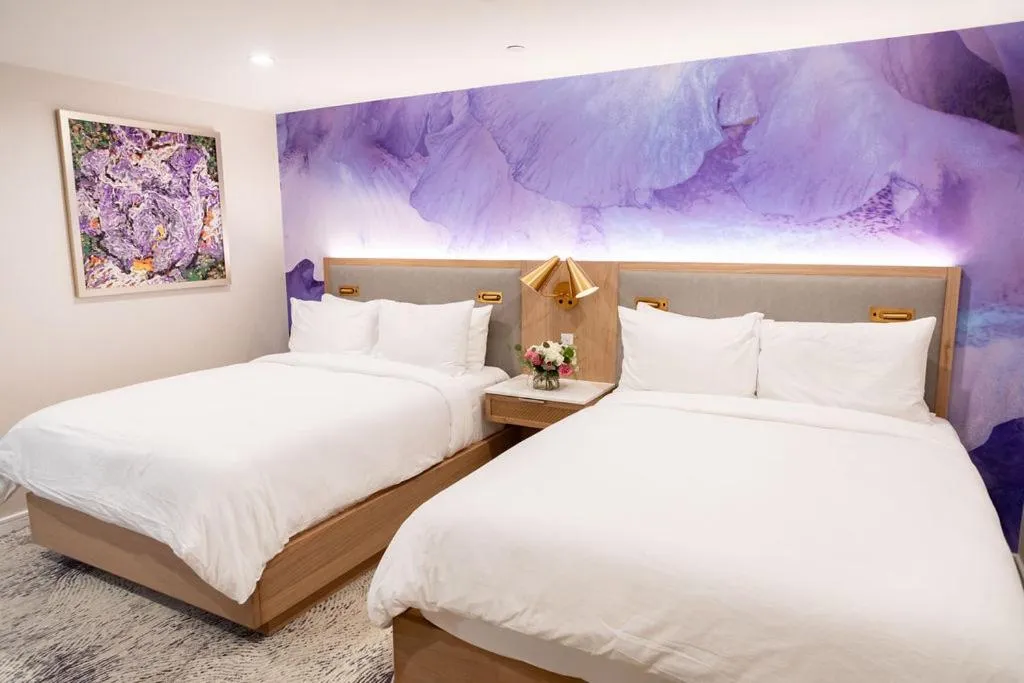 Bedroom, Bed in Iris Hotel Boston