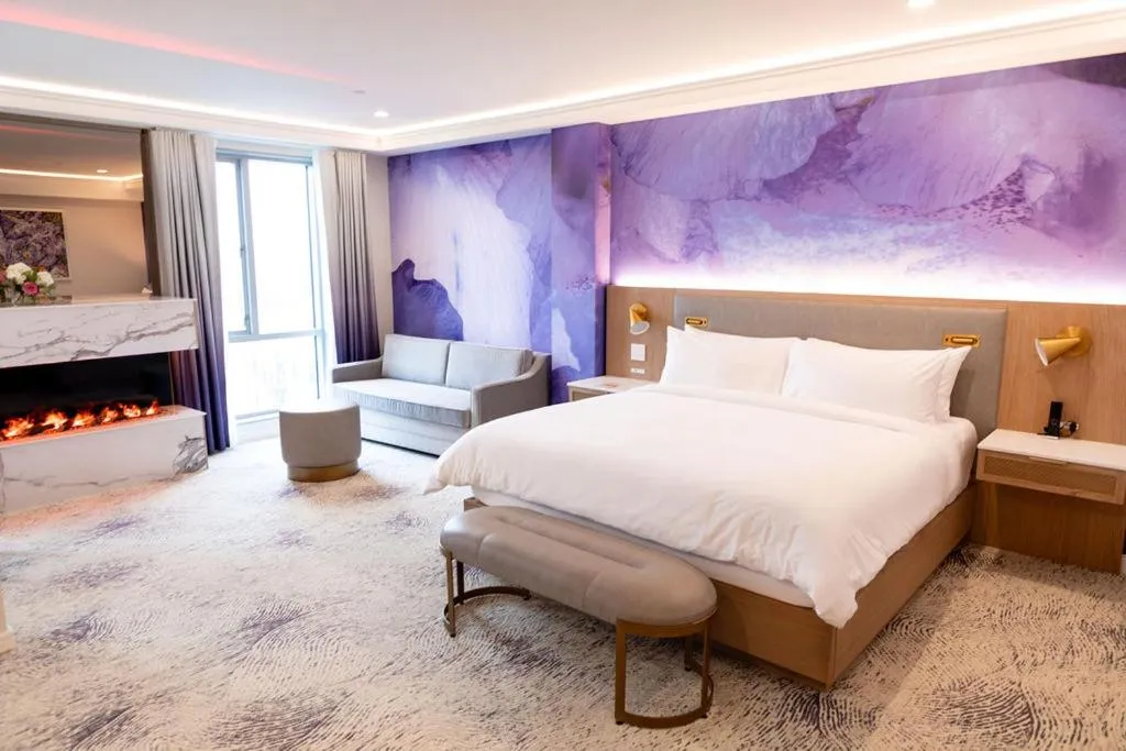 Photo of the whole room, Bed in Iris Hotel Boston