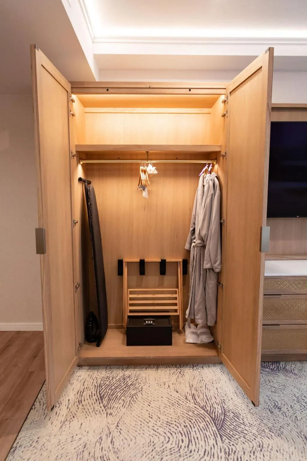 wardrobe in Iris Hotel Boston