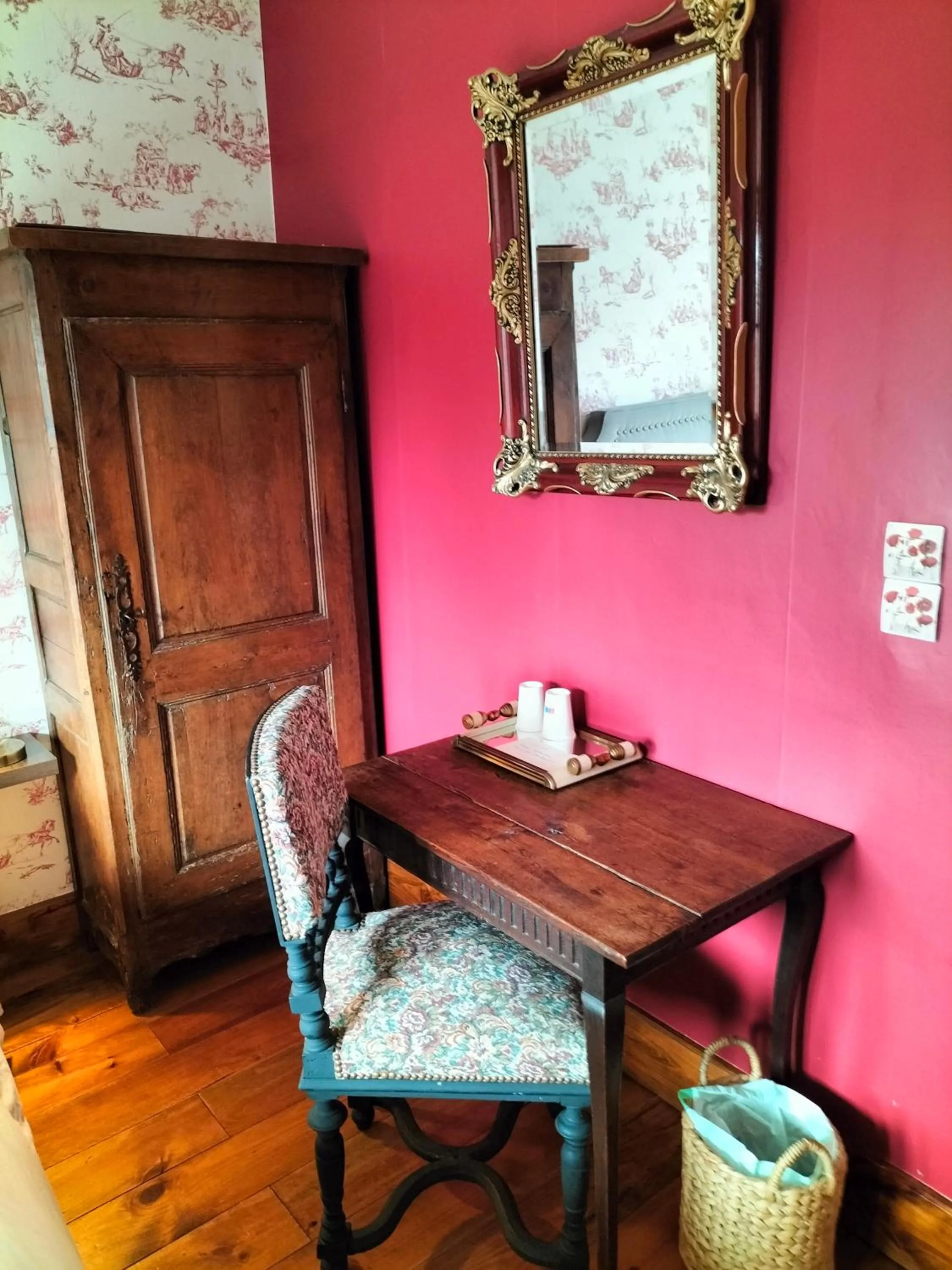 wardrobe in Chambres d'Hôtes Le Grismoustier