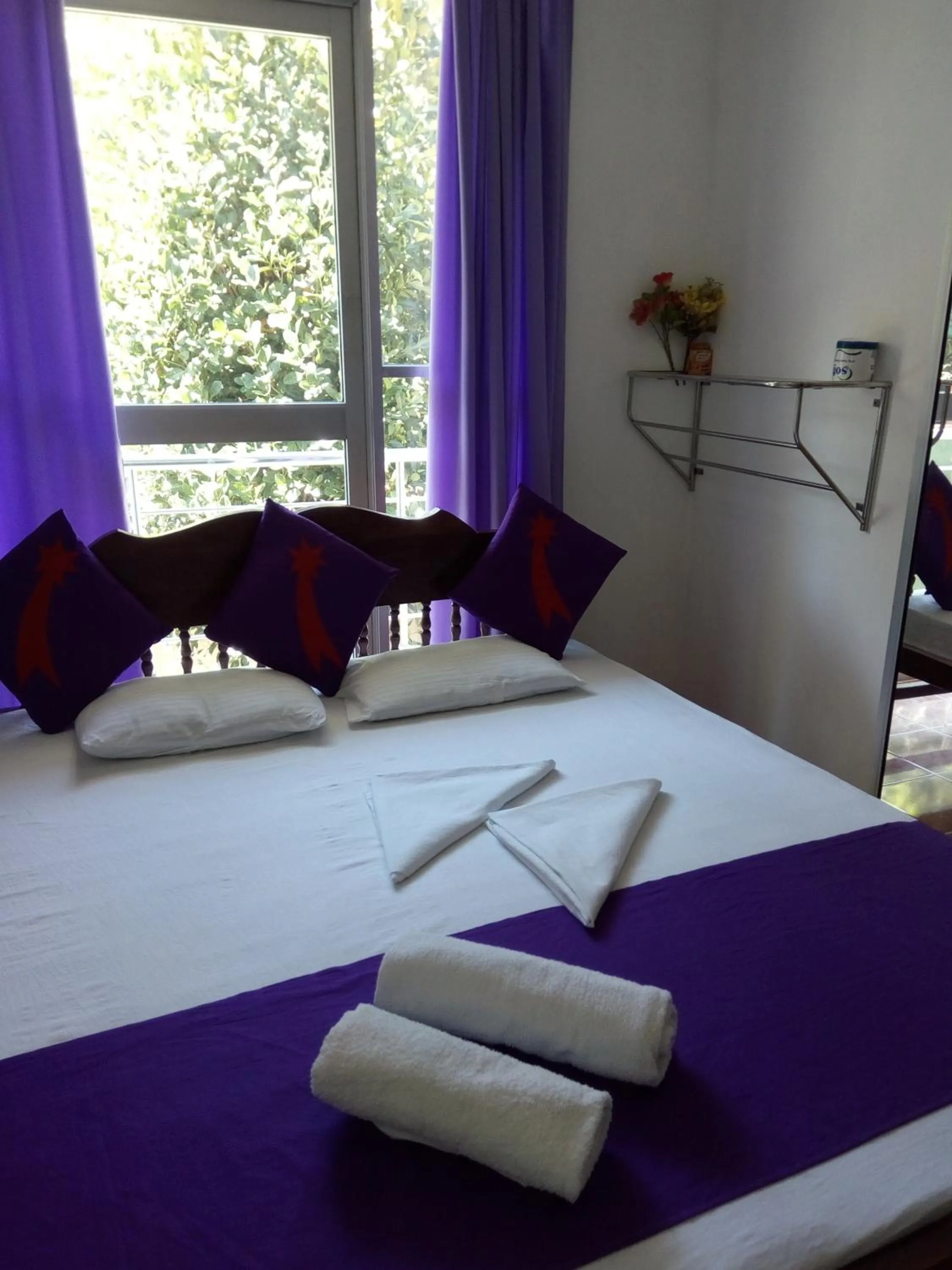 Deluxe Double Room with Air Conditioning in Evening Star Guest Inn