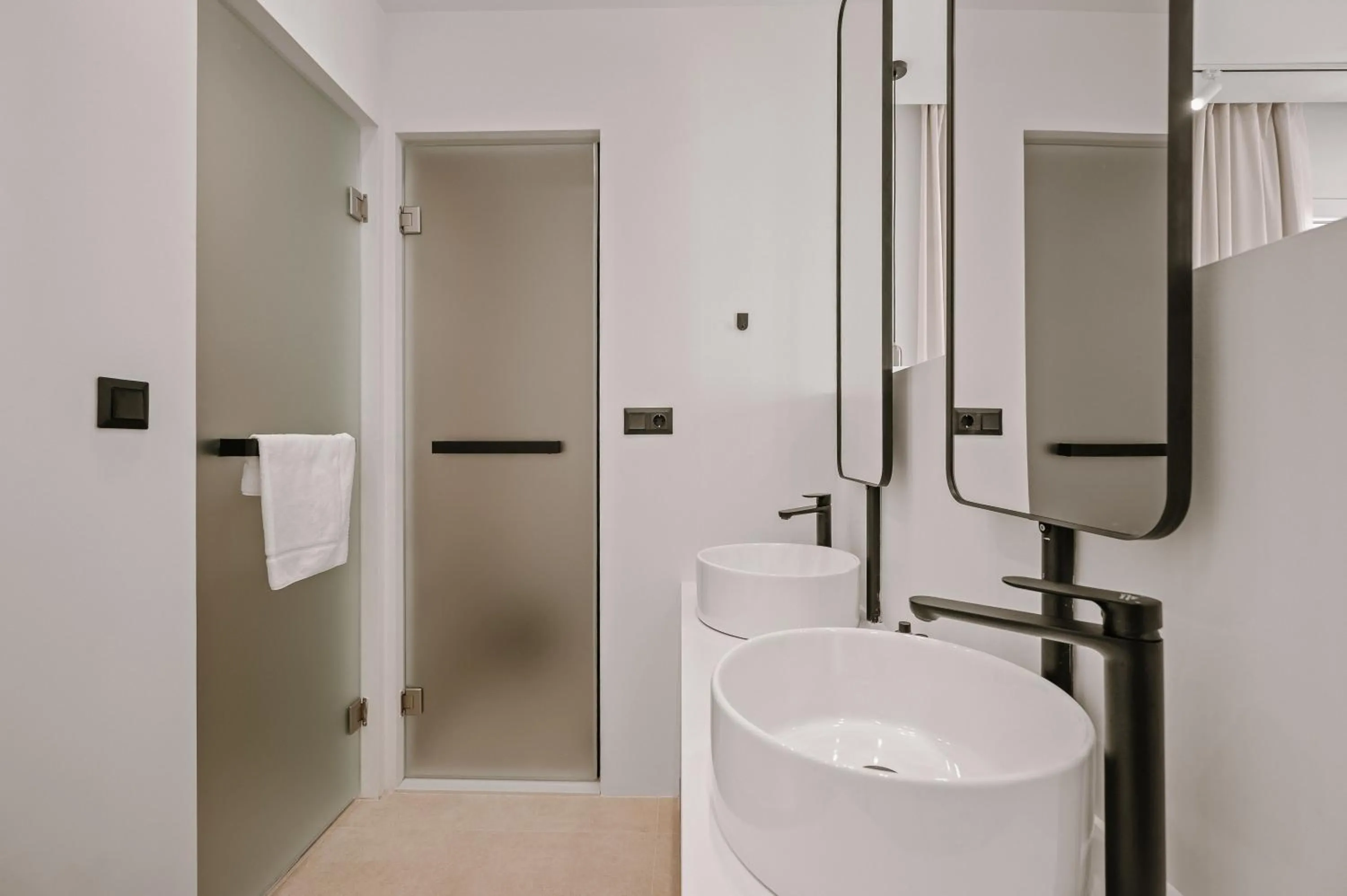 Shower in Plānis Str Urban Suites by Semavί