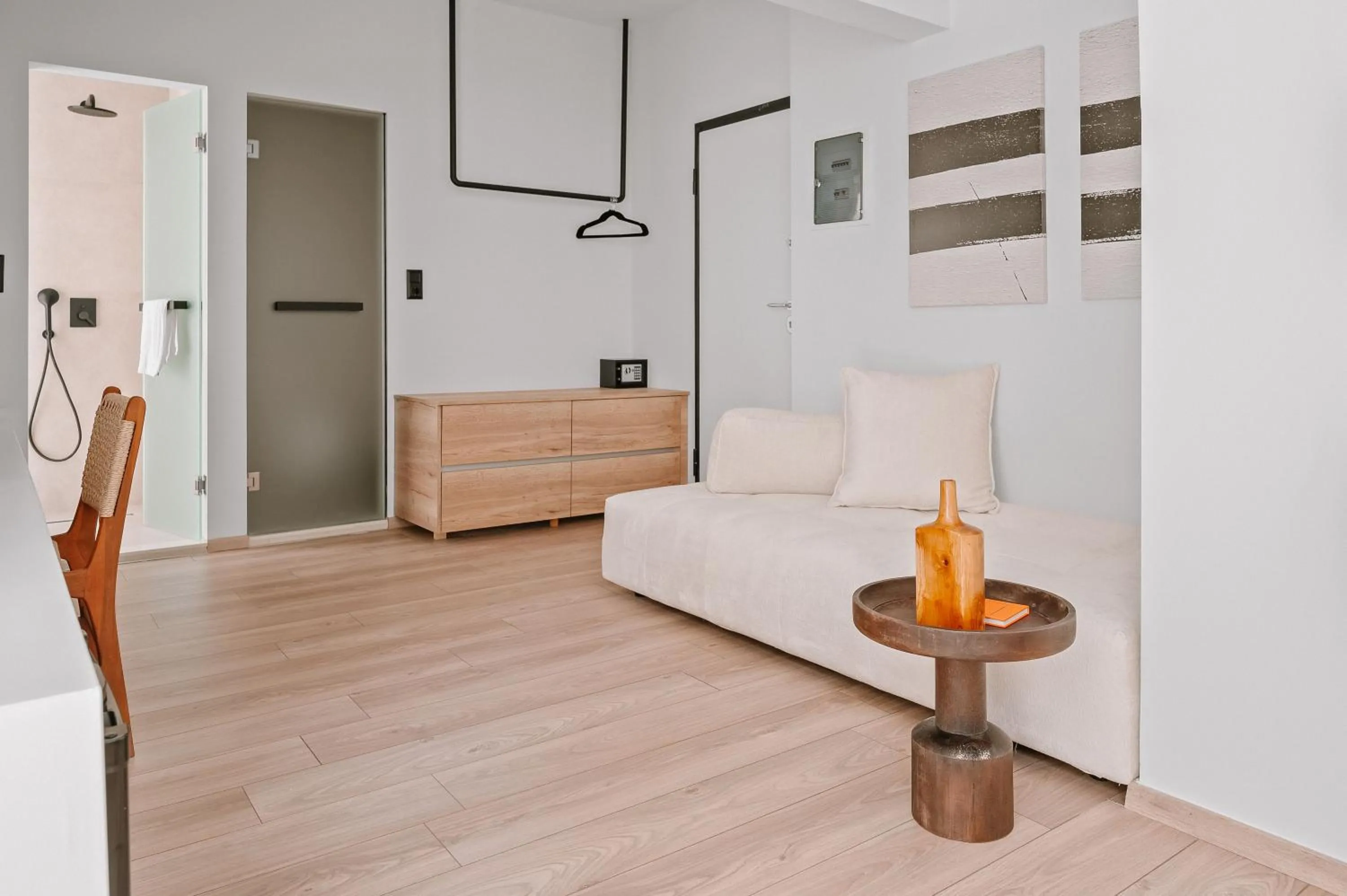 Seating area in Plānis Str Urban Suites by Semavί
