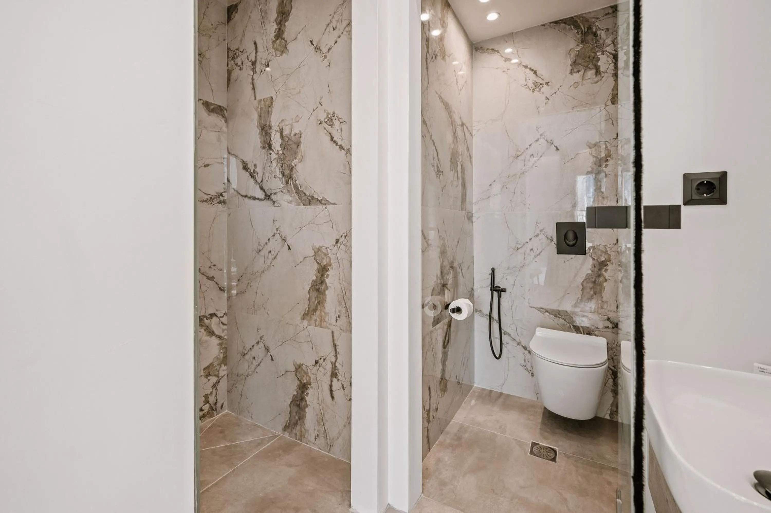 Shower in Plānis Str Urban Suites by Semavί