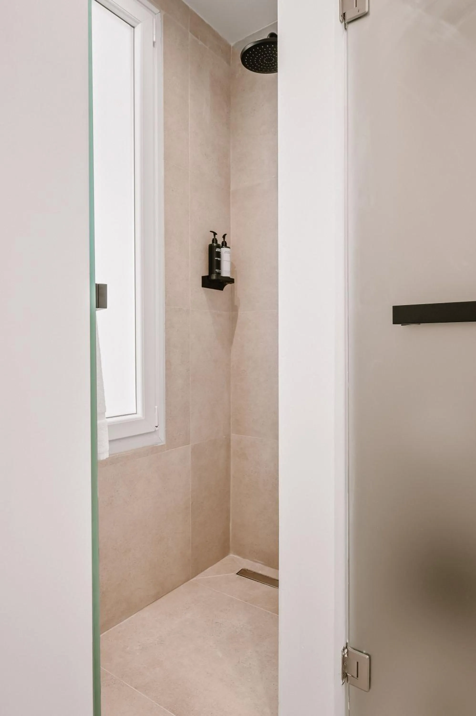 Shower in Plānis Str Urban Suites by Semavί