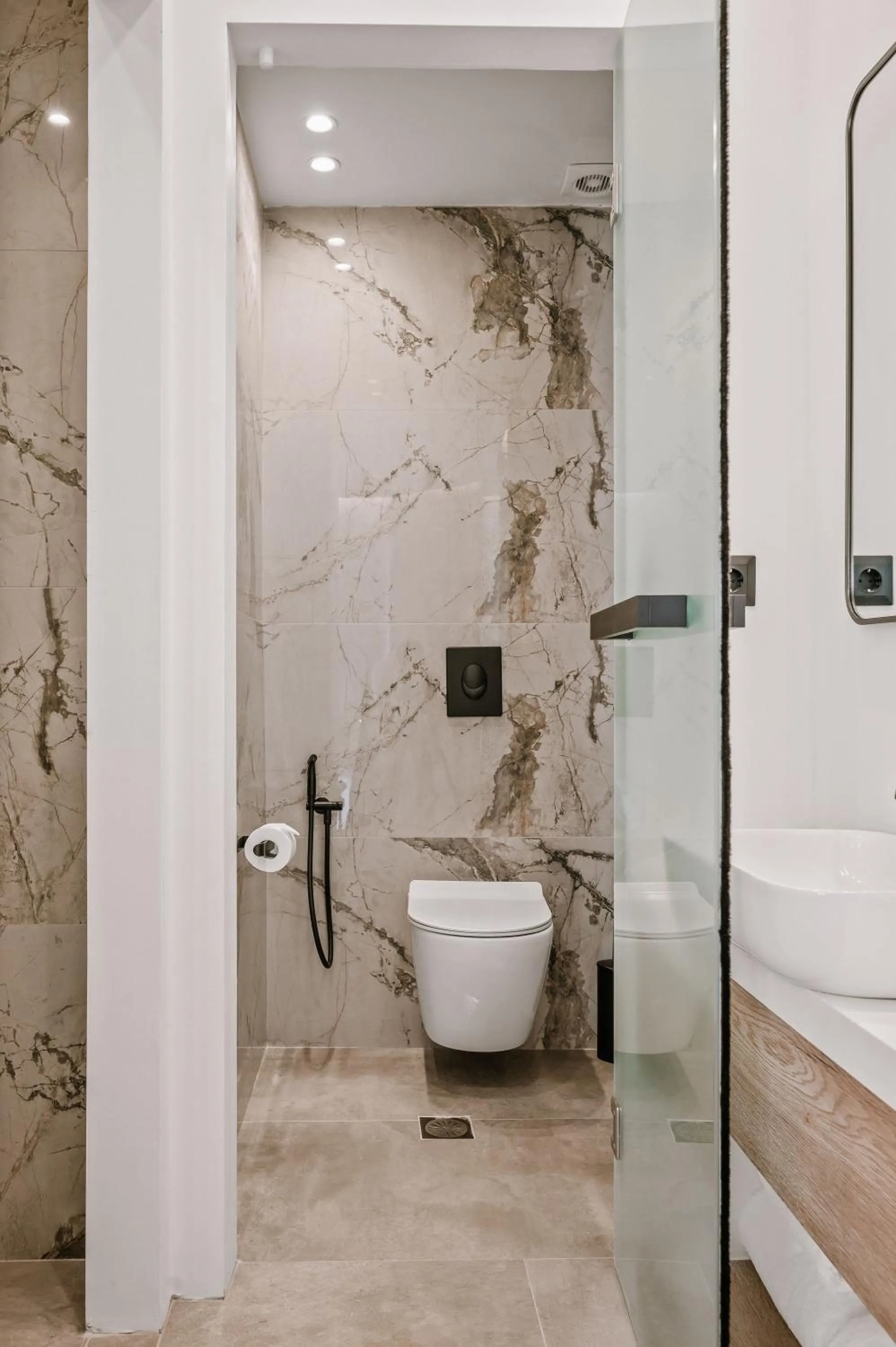 Toilet in Plānis Str Urban Suites by Semavί