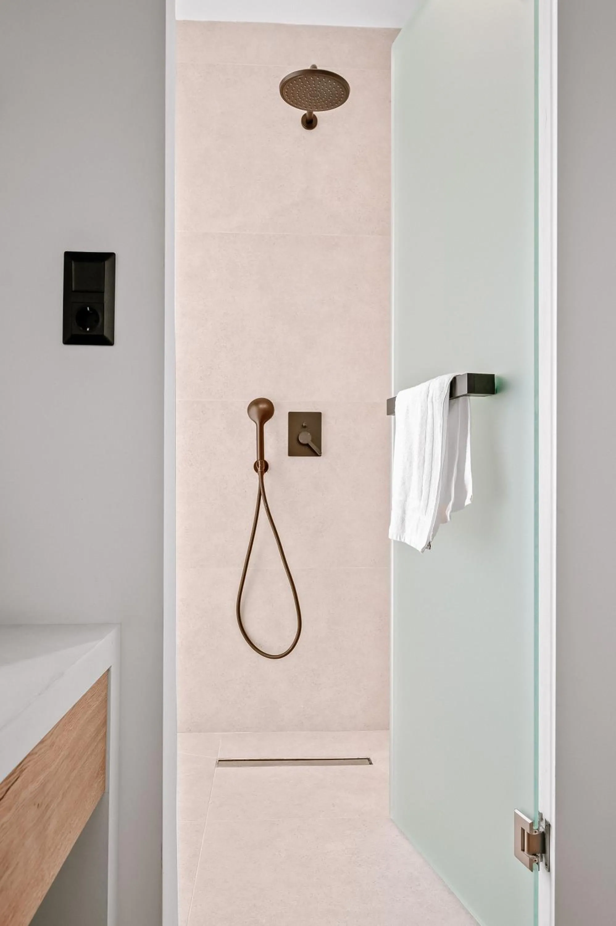 Shower in Plānis Str Urban Suites by Semavί