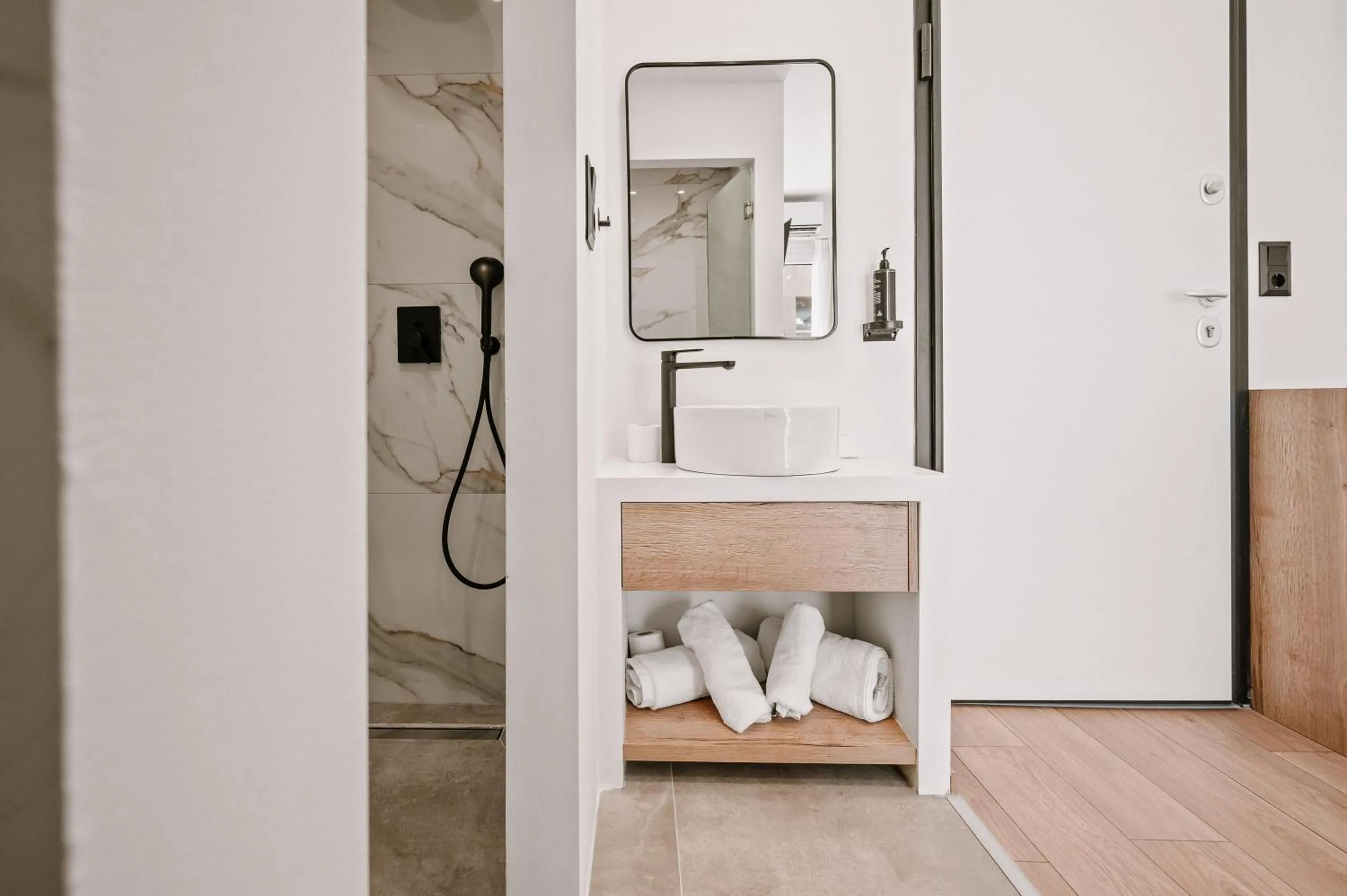 Bathroom in Plānis Str Urban Suites by Semavί