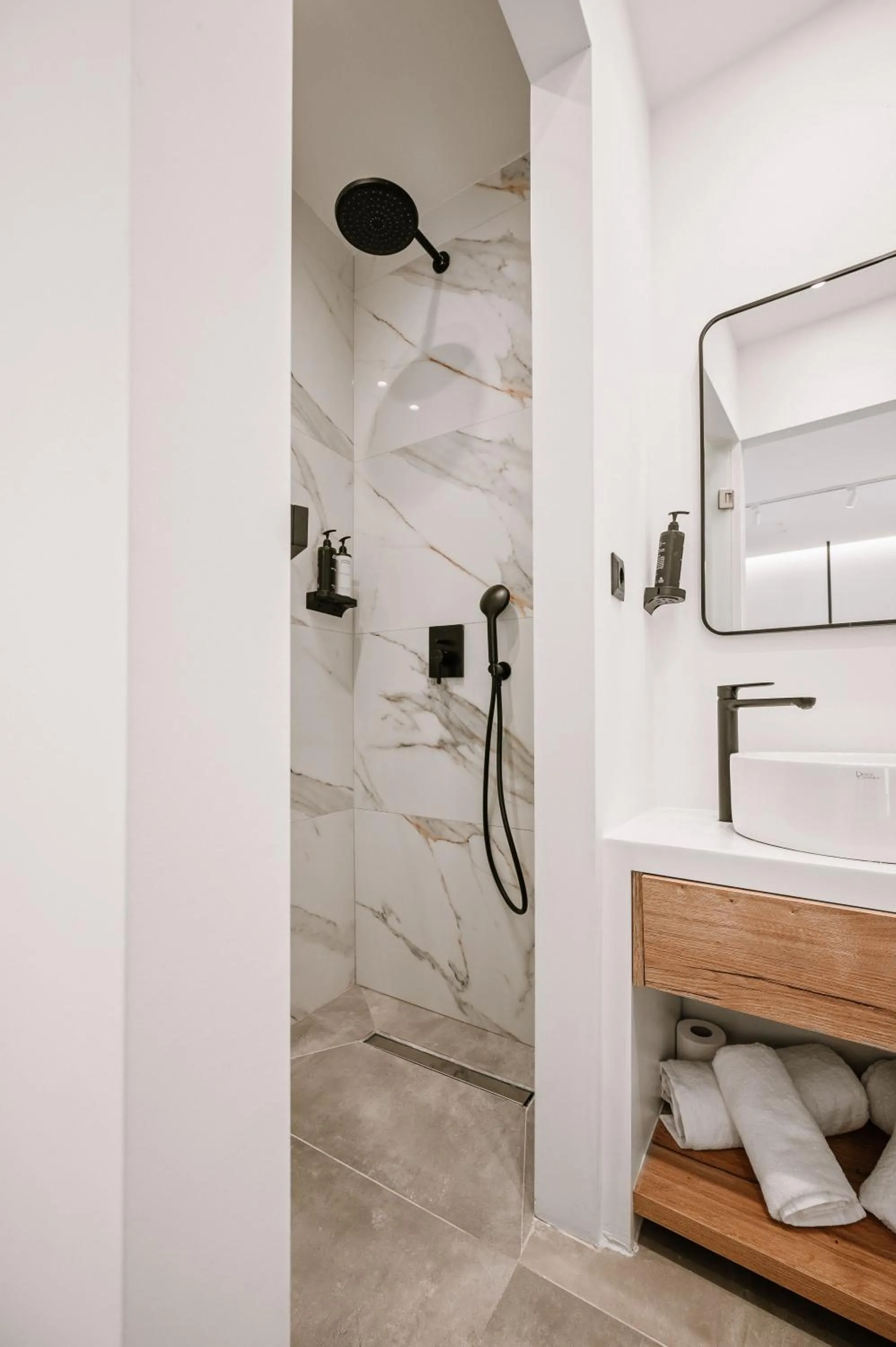 Shower in Plānis Str Urban Suites by Semavί
