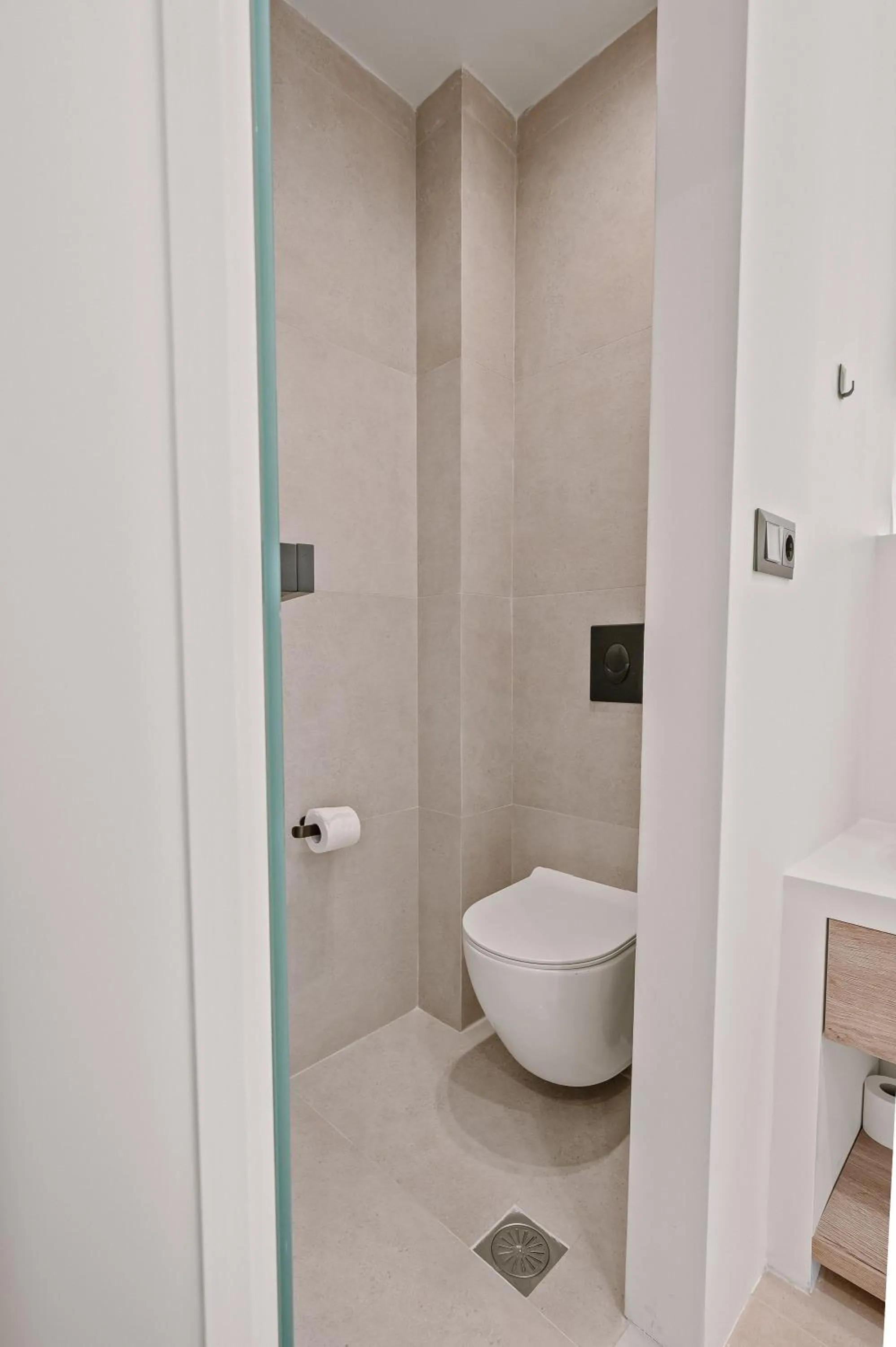 Toilet in Plānis Str Urban Suites by Semavί