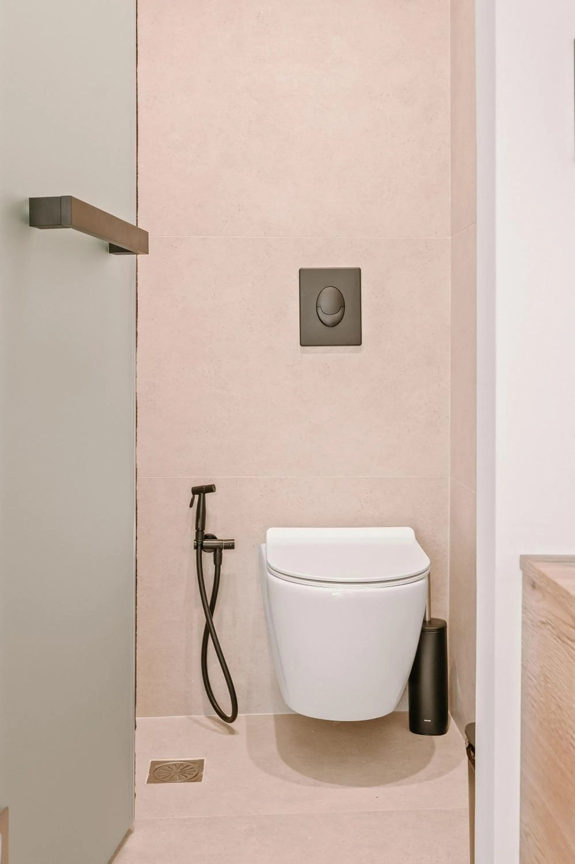 Toilet in Plānis Str Urban Suites by Semavί