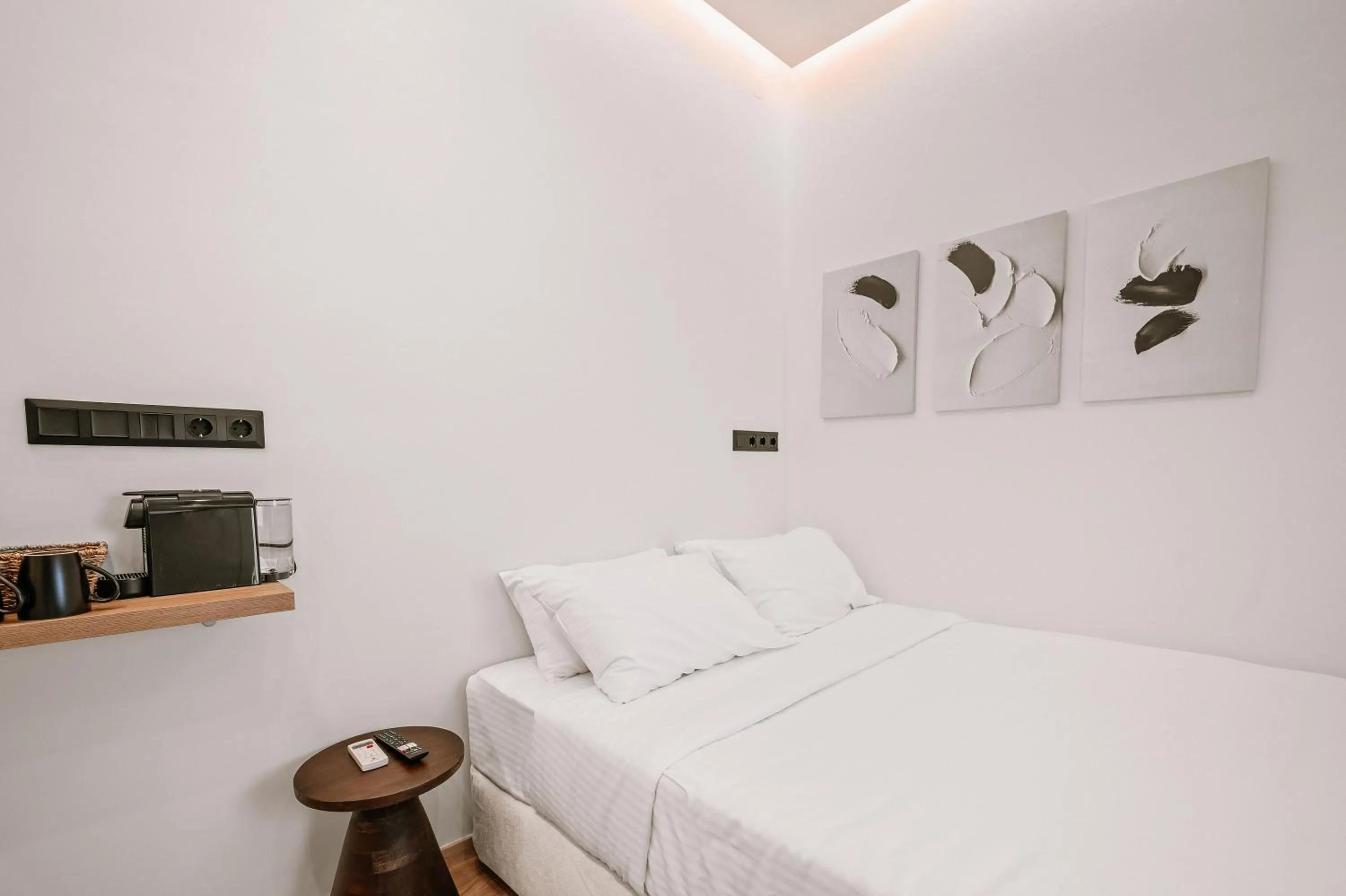 Bed in Plānis Str Urban Suites by Semavί