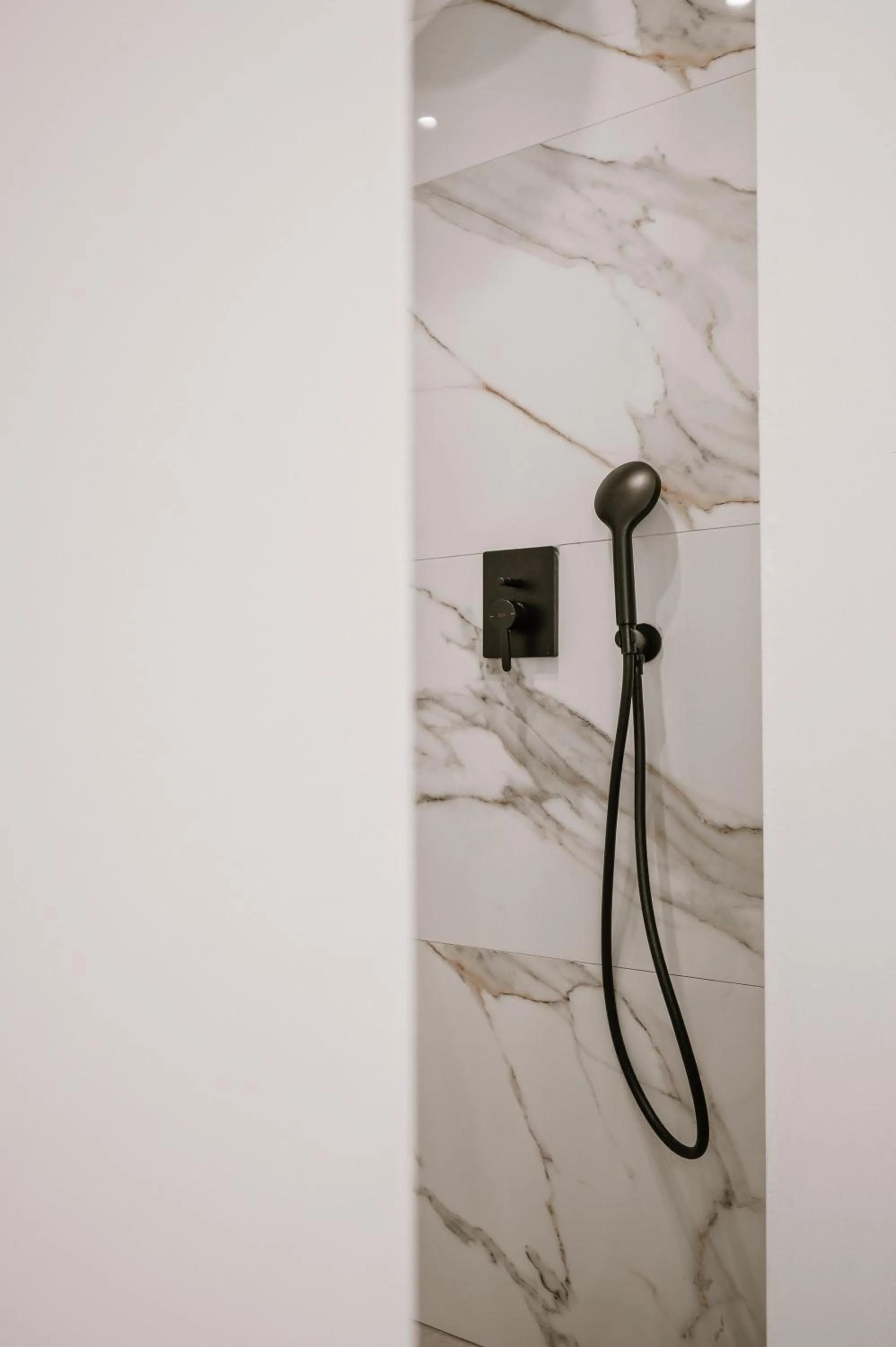 Shower in Plānis Str Urban Suites by Semavί
