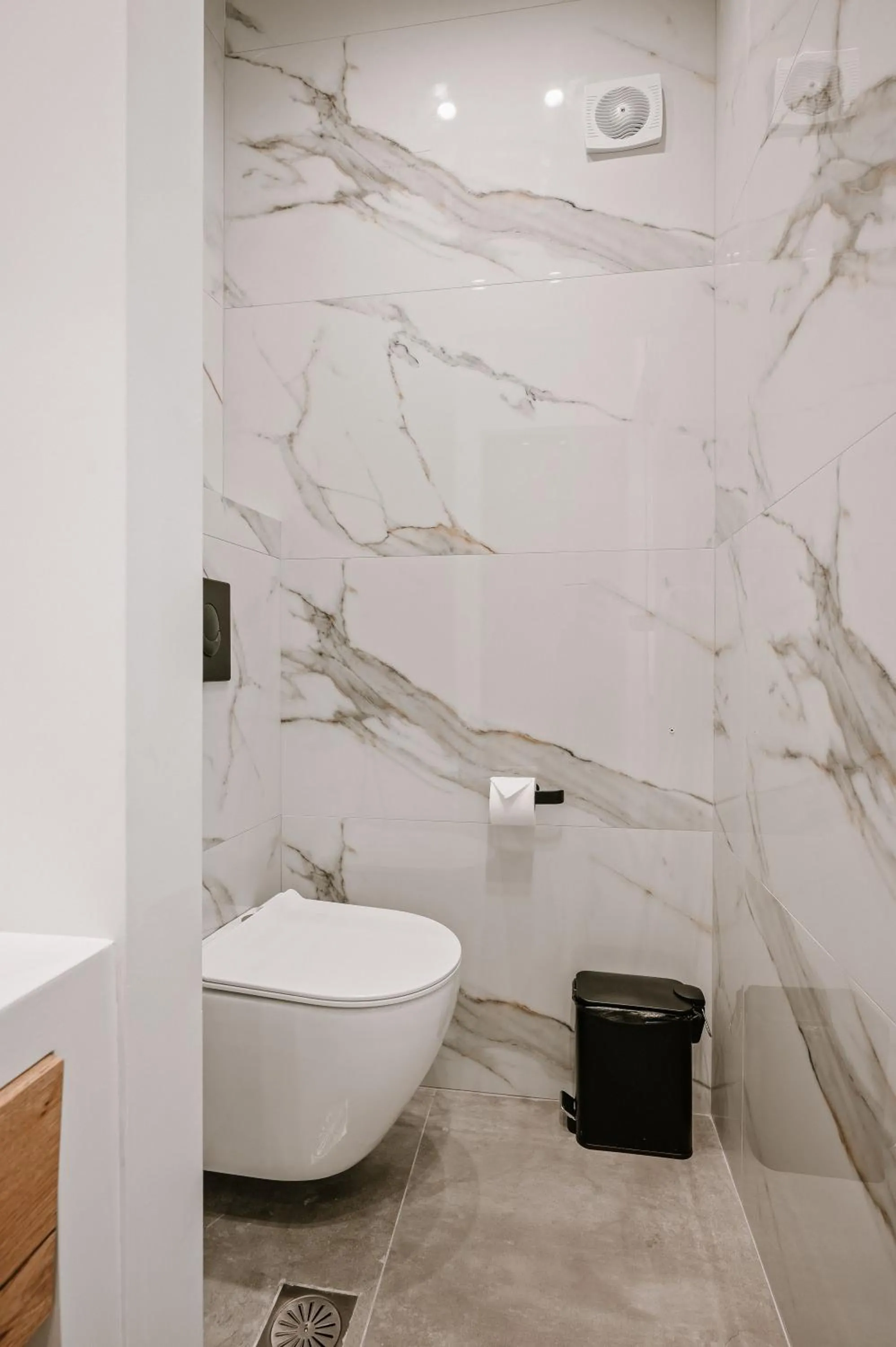 Toilet in Plānis Str Urban Suites by Semavί
