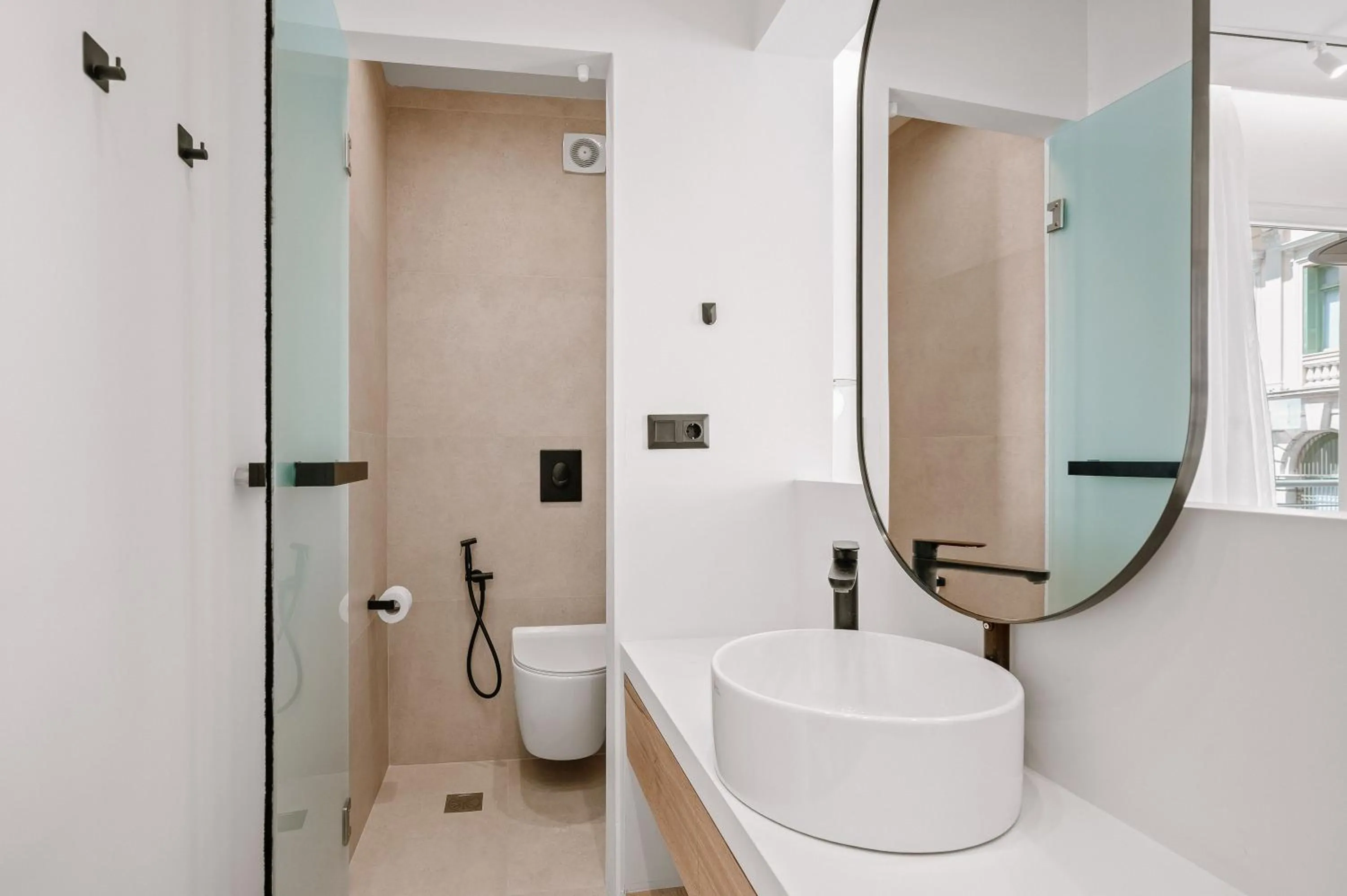 Toilet in Plānis Str Urban Suites by Semavί