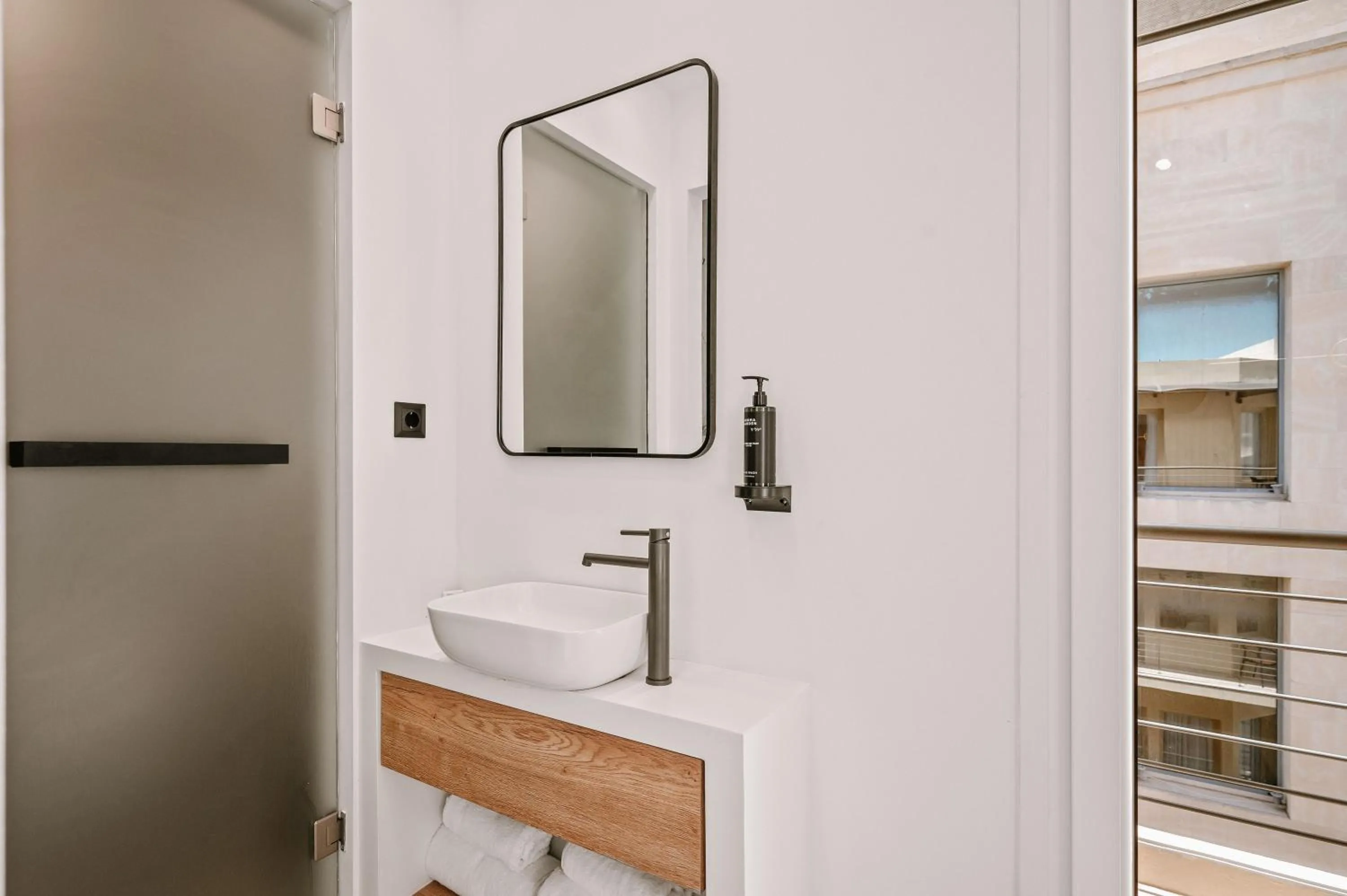 Bathroom in Plānis Str Urban Suites by Semavί