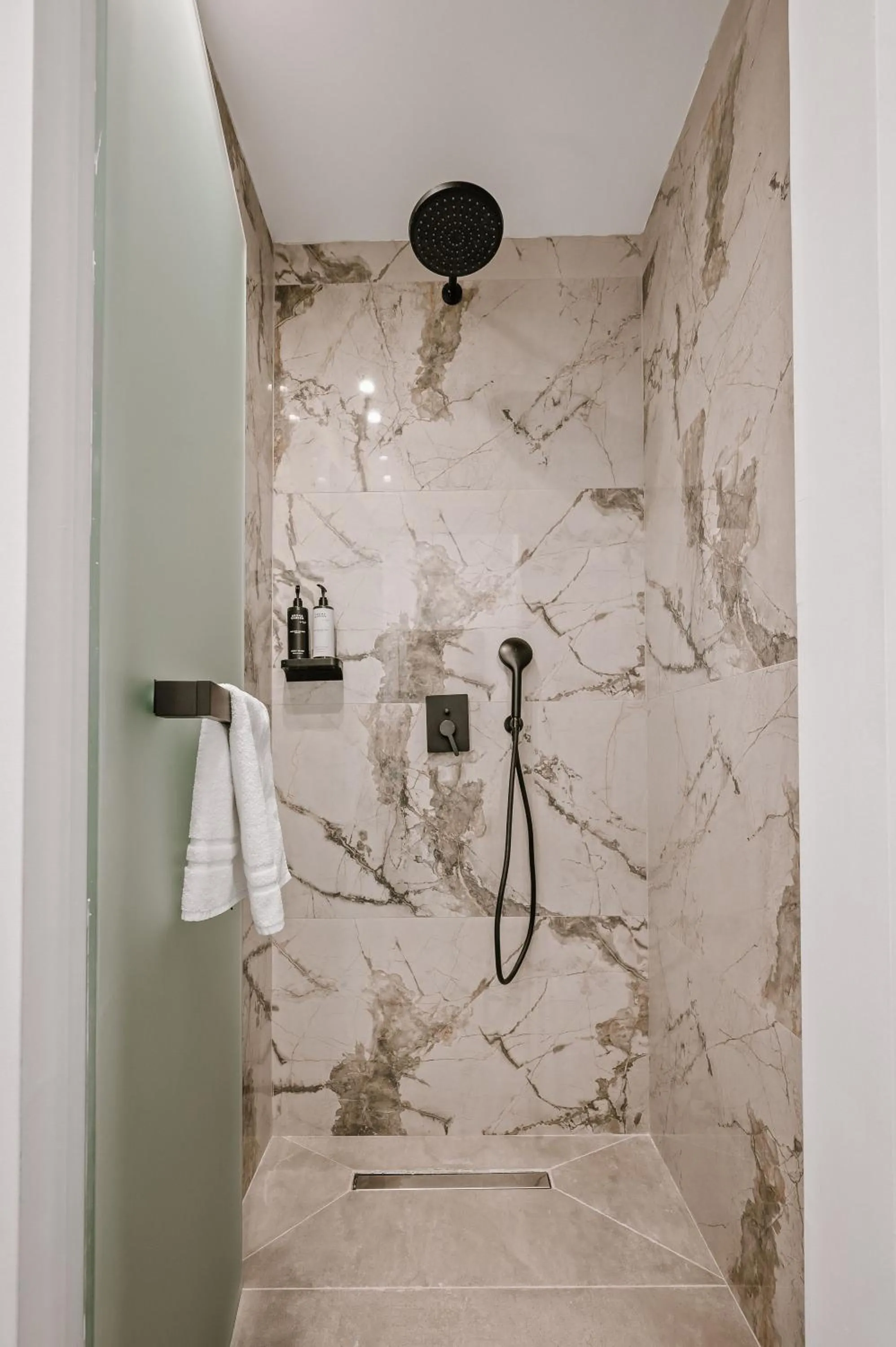 Shower in Plānis Str Urban Suites by Semavί