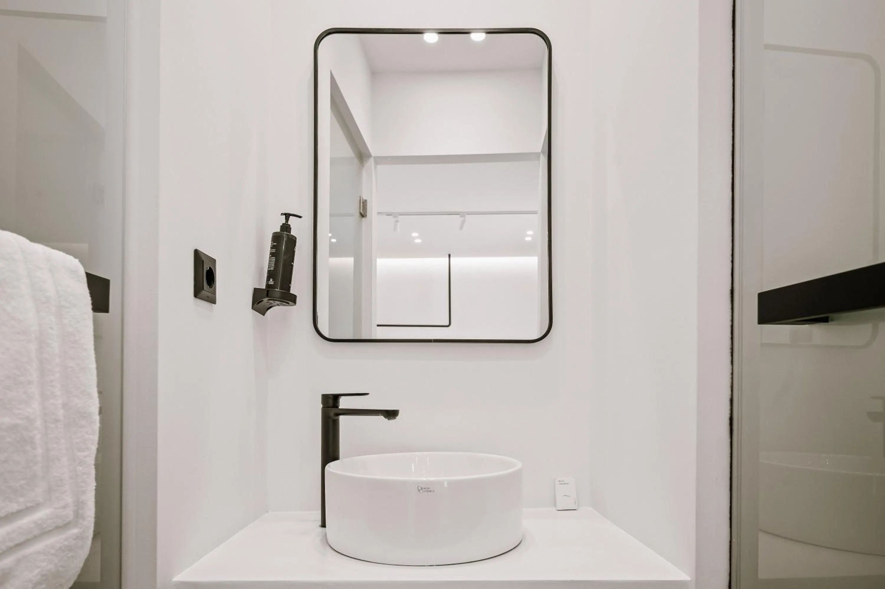 Shower in Plānis Str Urban Suites by Semavί