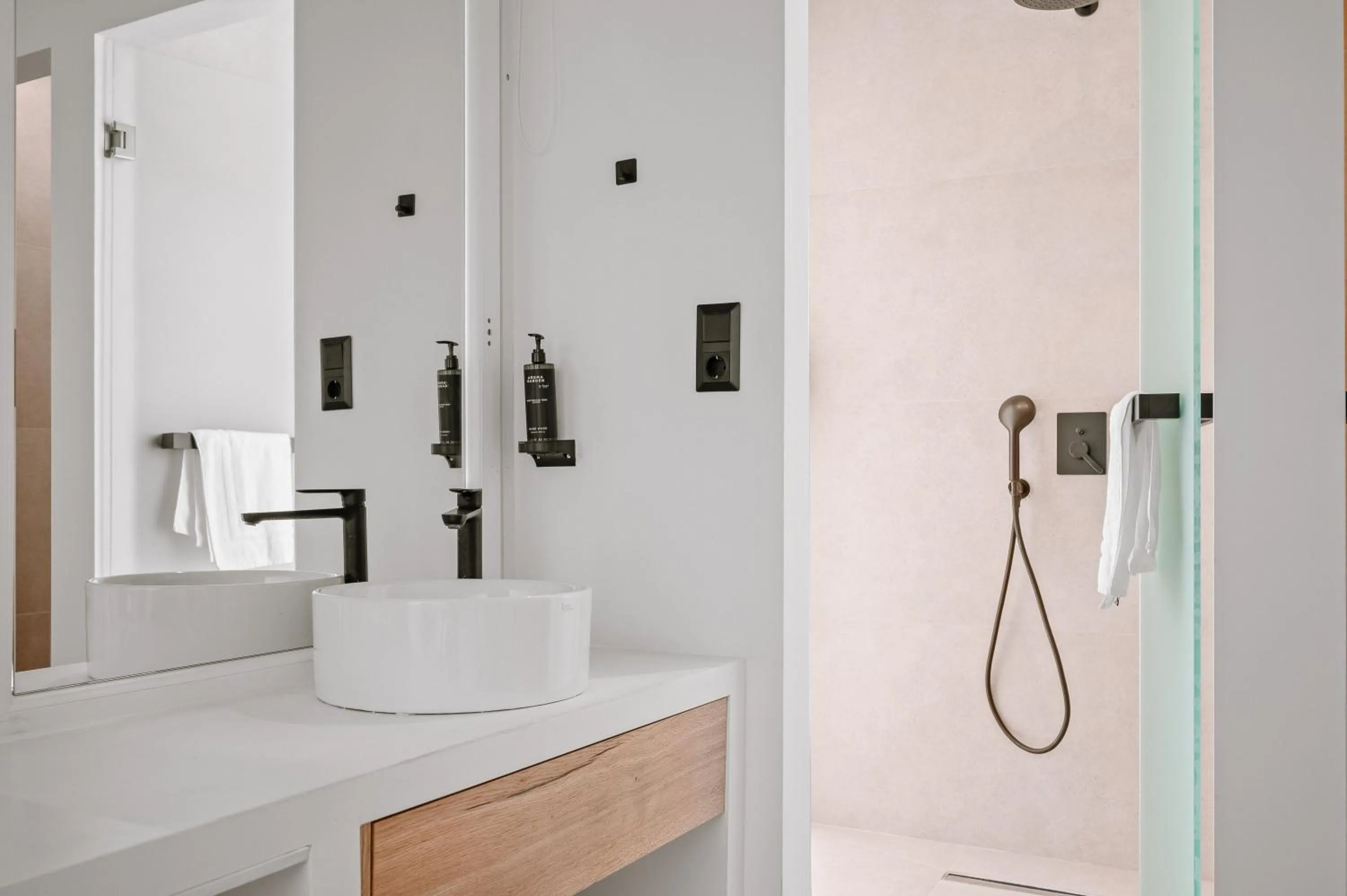 Shower in Plānis Str Urban Suites by Semavί