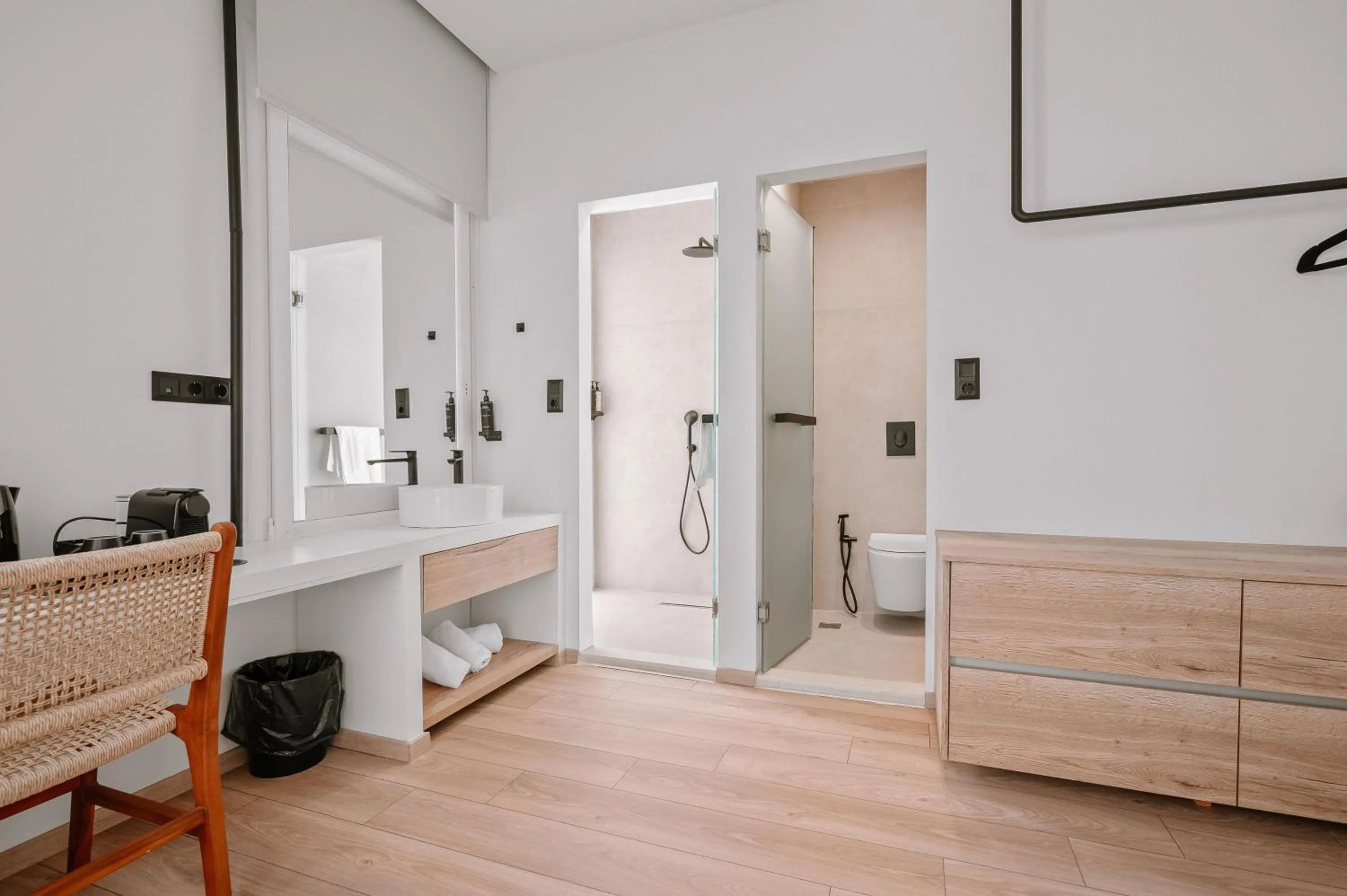 Shower in Plānis Str Urban Suites by Semavί