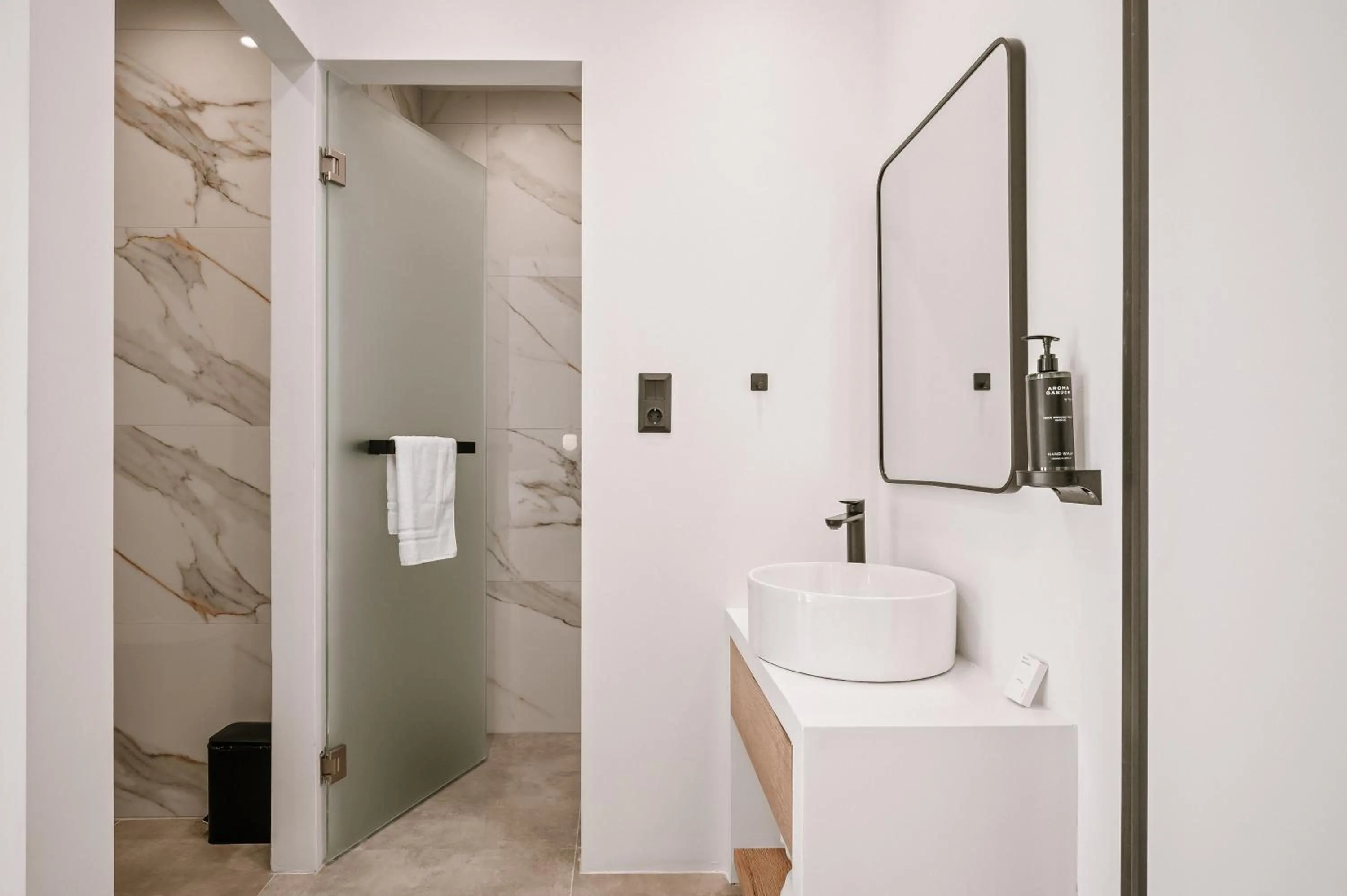 Shower in Plānis Str Urban Suites by Semavί