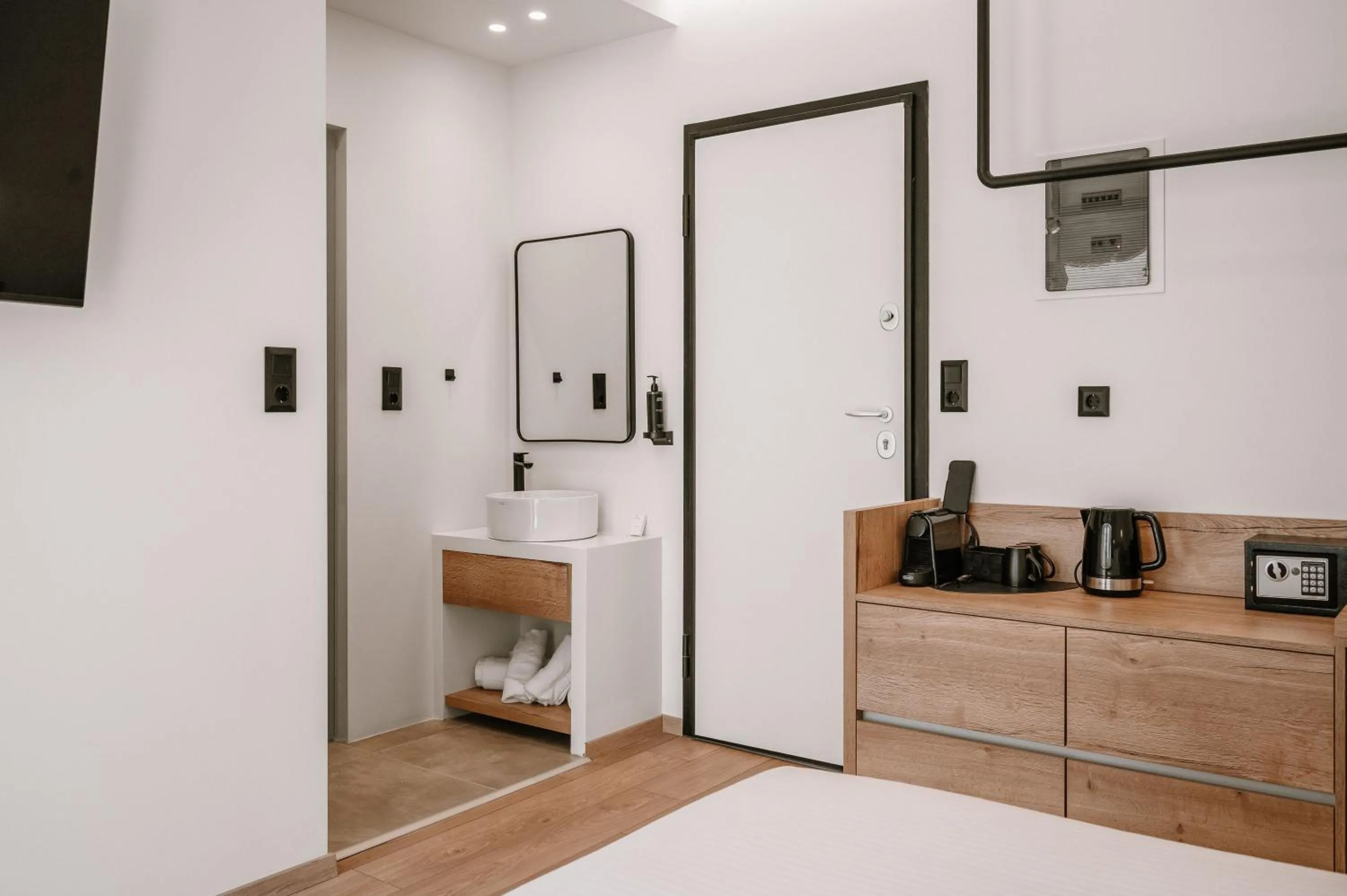Coffee/tea facilities in Plānis Str Urban Suites by Semavί