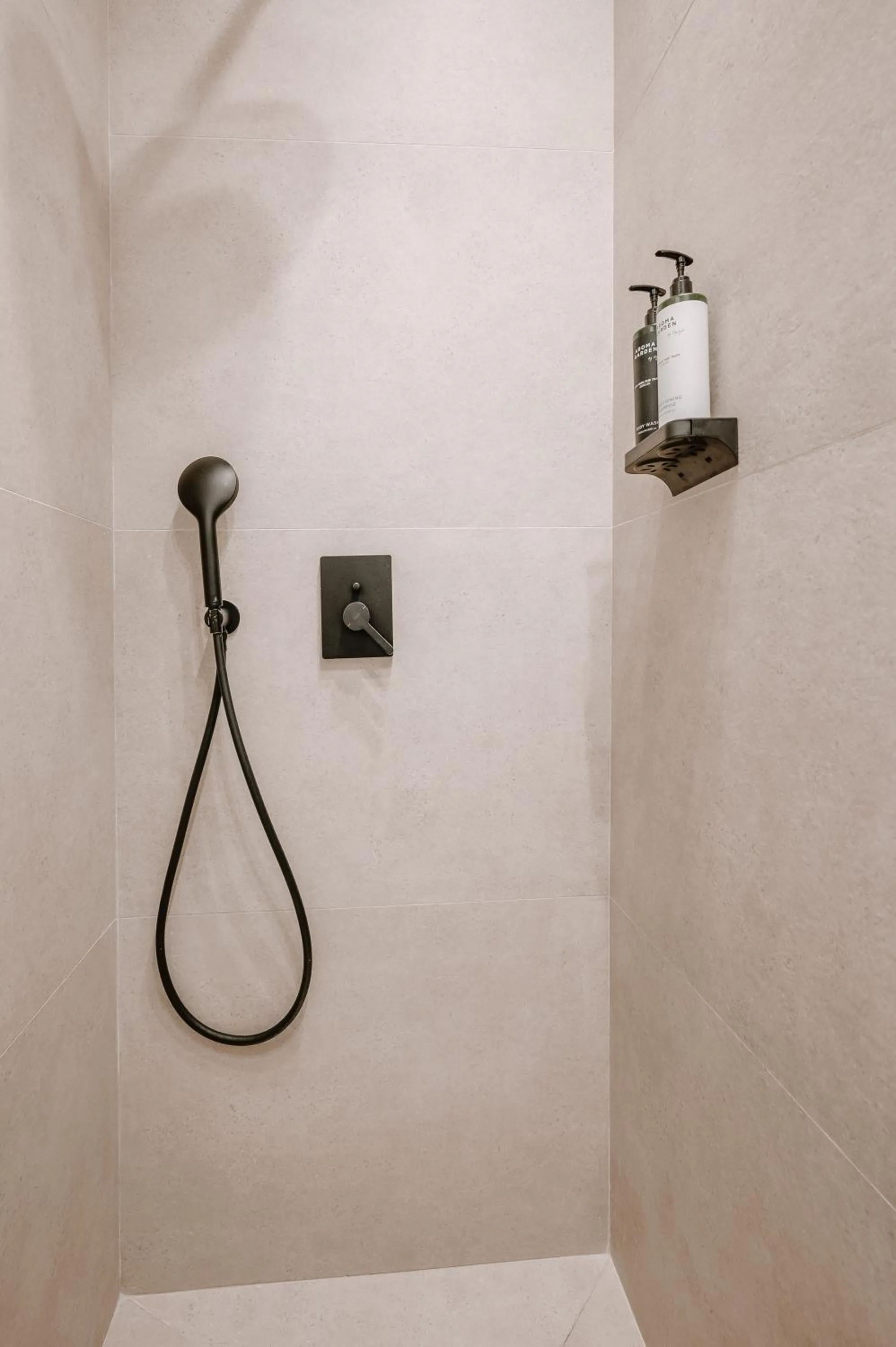 Shower in Plānis Str Urban Suites by Semavί