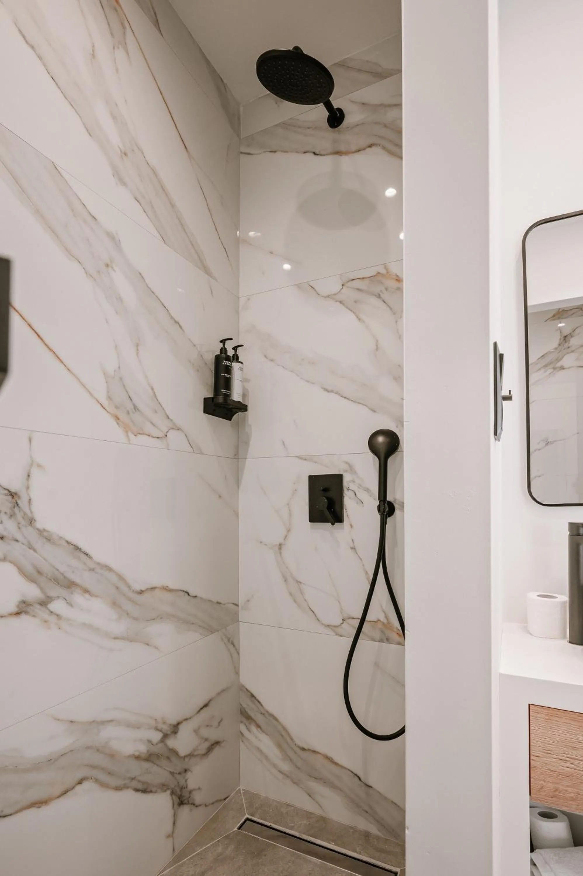 Shower in Plānis Str Urban Suites by Semavί