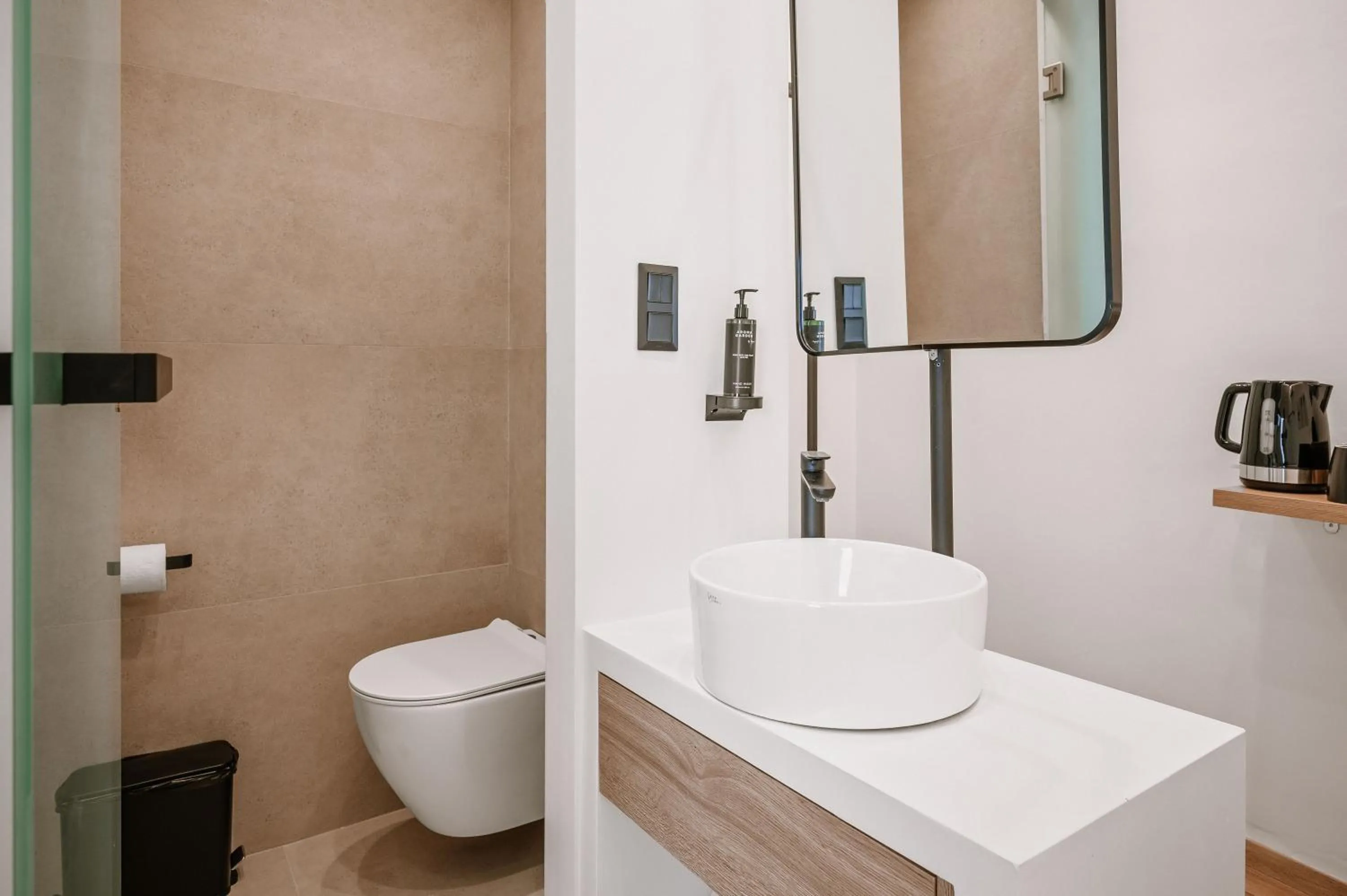Toilet in Plānis Str Urban Suites by Semavί