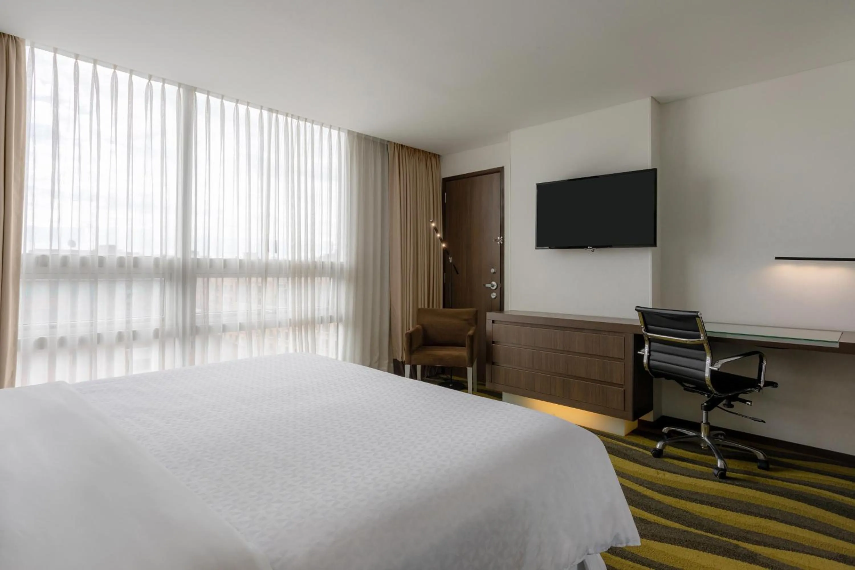 Photo of the whole room, Bed in Four Points By Sheraton Bogota