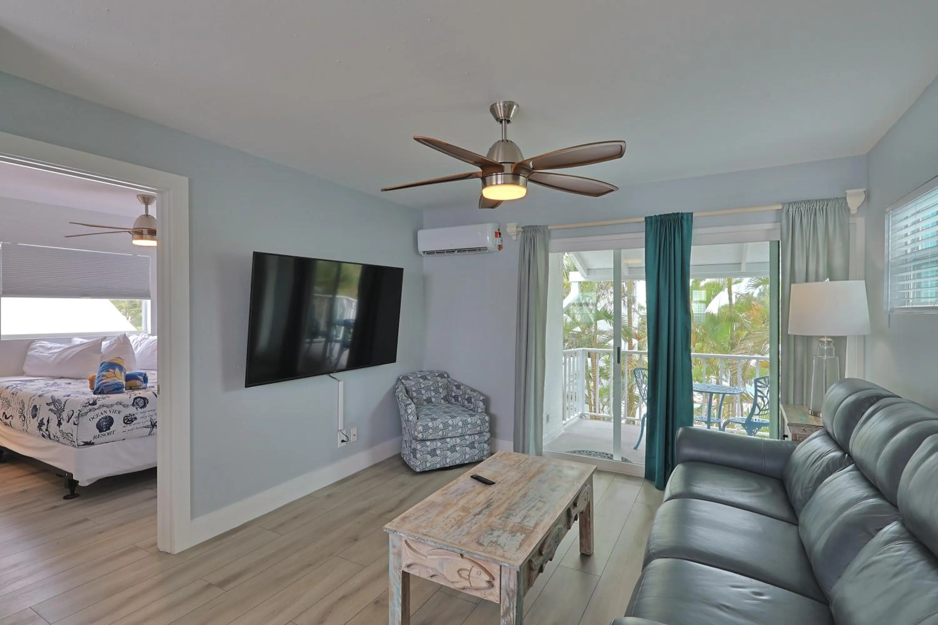 Living room, Bed in The Inn on Siesta Key