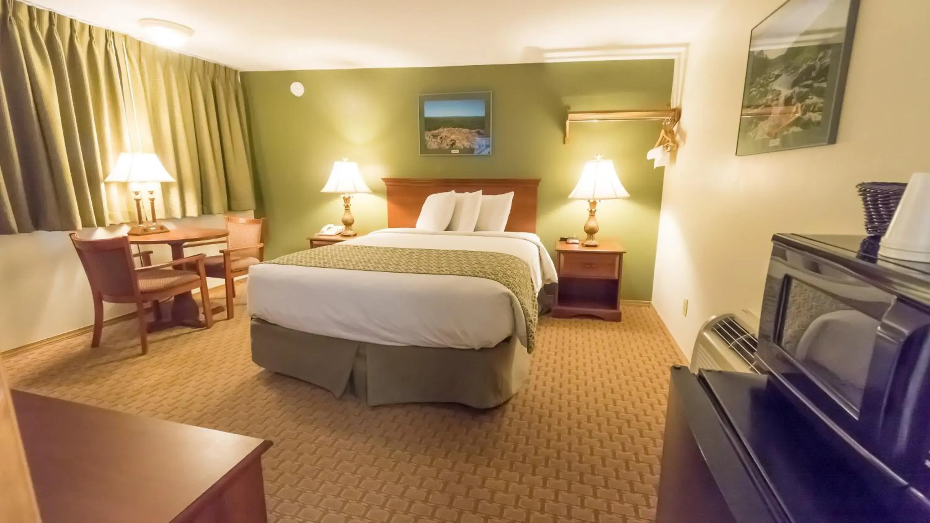 Queen Room with Pool View in Fort Davidson Hotel Queen Room with Pool View in Fort Davidson Hotel