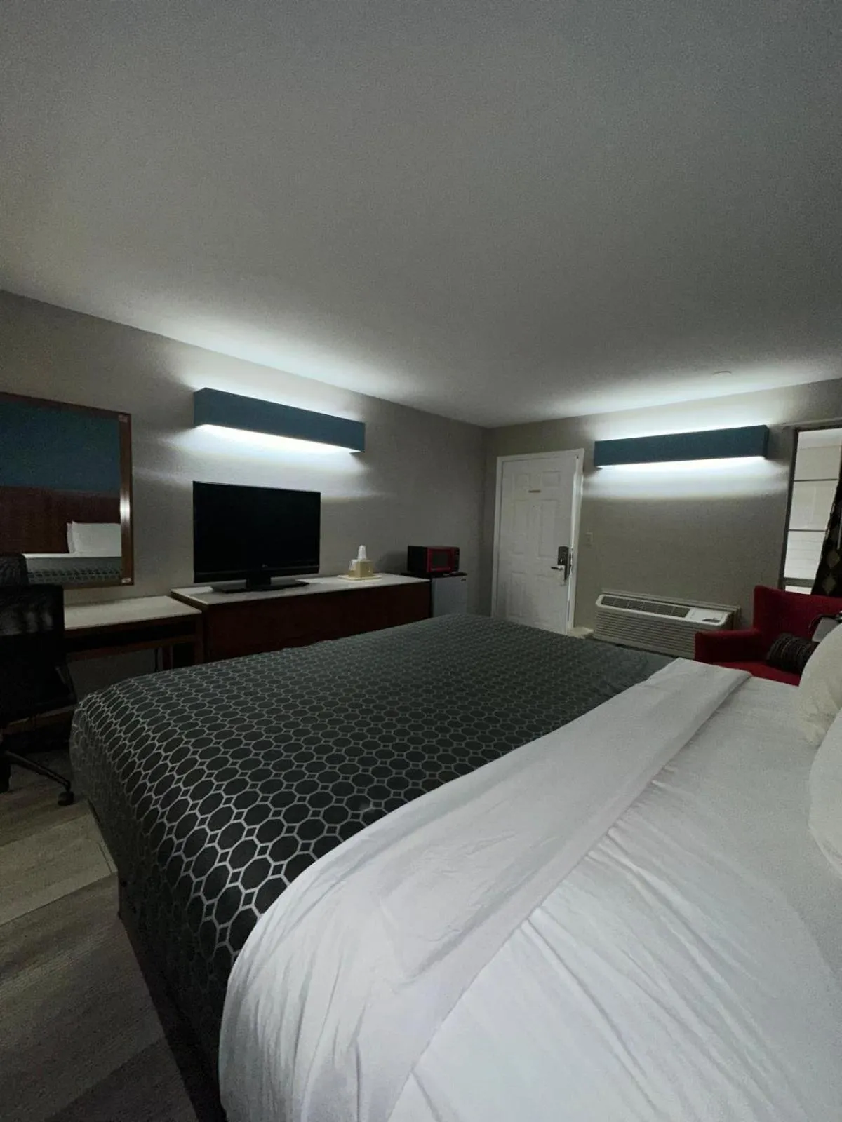 Bed in Jameson Inn Winder