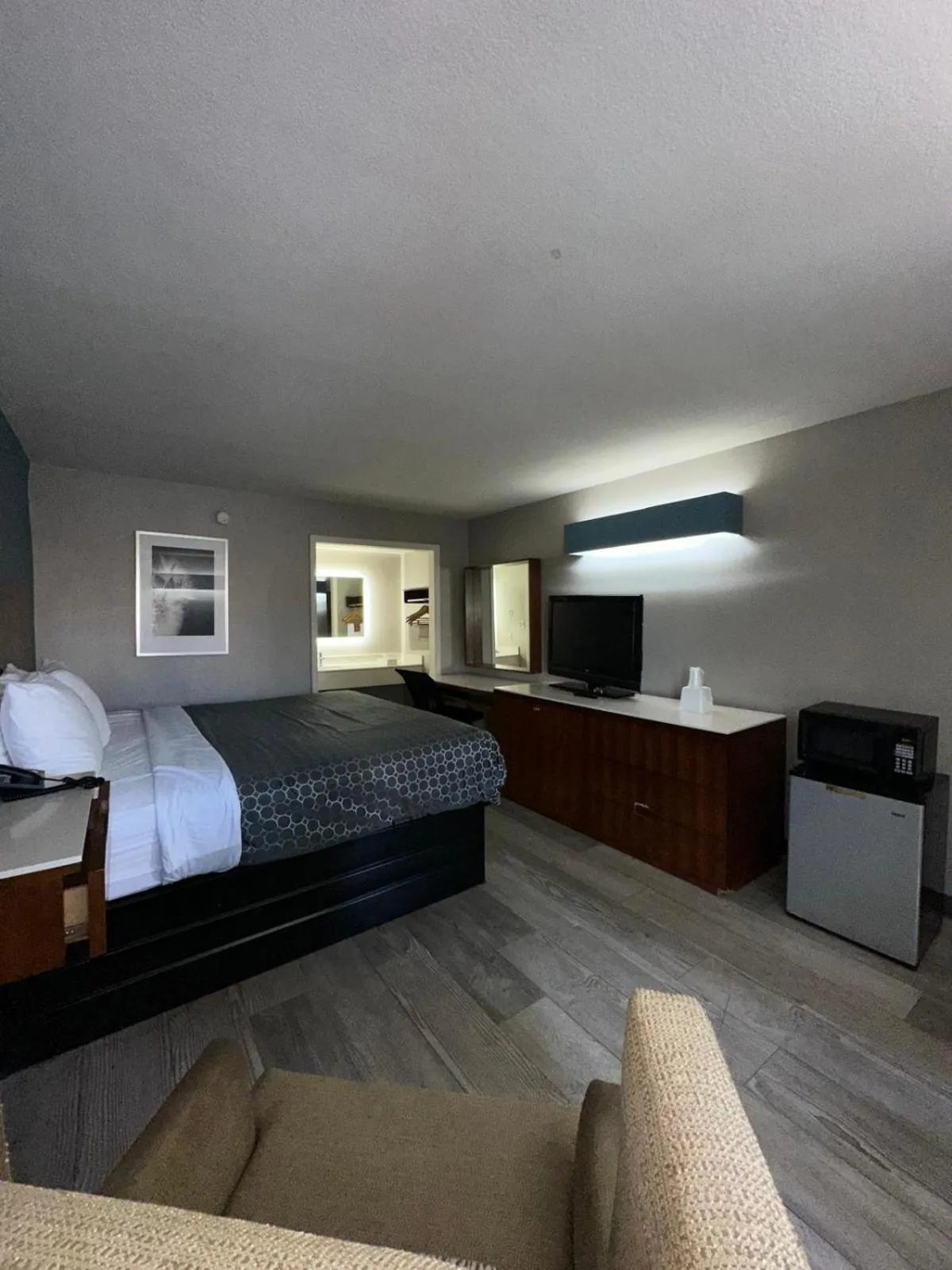 TV and multimedia, Bed in Jameson Inn Winder